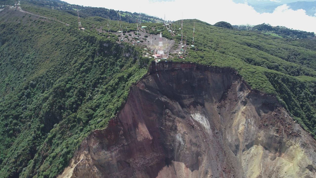Este es el panorama actual de la cima del volcán Irazú. Foto: Cortesía de Comisión Nacional de Emergencias