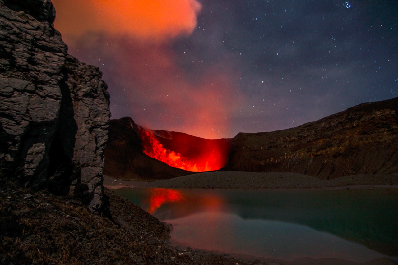 La cámara de un drone captó en el cráter del volcán Turrialba, cuatro diferentes conductos con lava que se encuentra a unos 250 metros de profundidad. Foto de Iván Salazar de Volcanes sin Fronteras