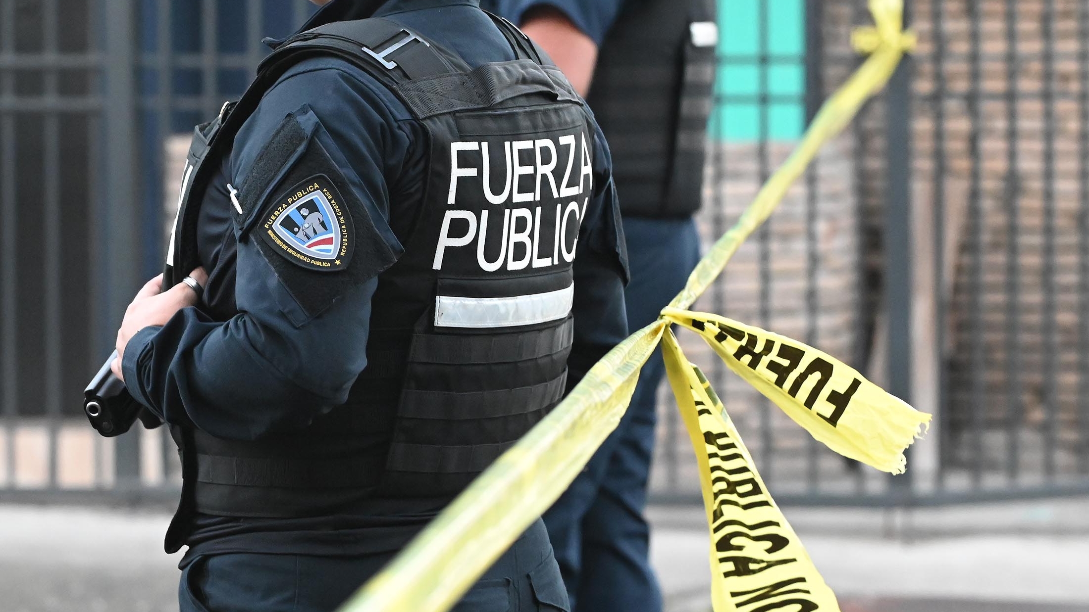 15 de julio del 2025. Barrio González Lahman. 18:00 hrs. El OIJ en coordinación con la Fuerza Pública realiza la recolección de indicios en la escena del crimen de un homicidio ocurrido en el barrio González Lahman estar tarde a las 4:15 minutos. En la escena fueron capturados dos sospechosos y decomisadas dos armas de fuego. En la foto: Autoridades del OIJ y la Fuerza Púbica investigan la escena del crimen. Foto: Albert Marín