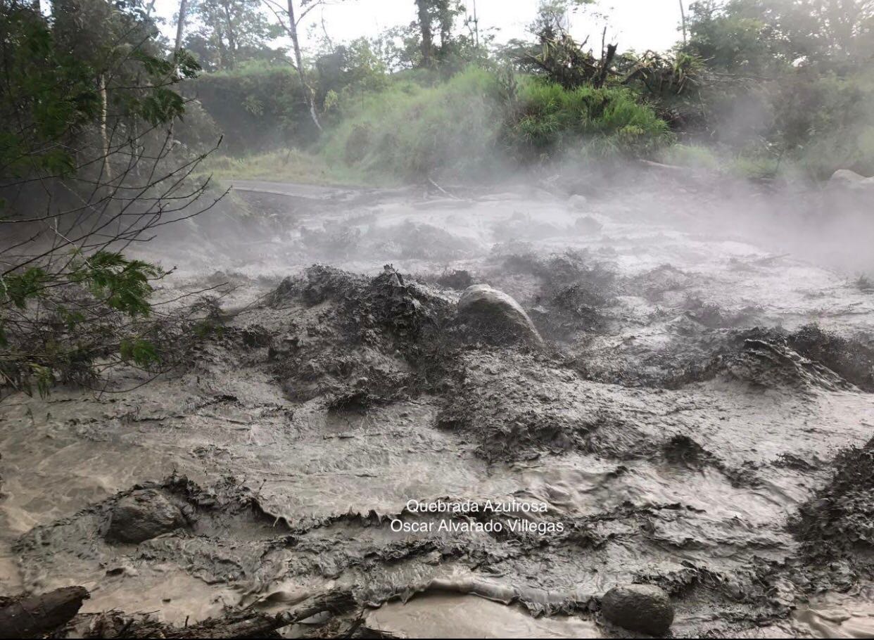 En la quebrada Azufrosa por la falda este del volcán, el color de las aguas cambió de tono por el arrastre de material volcánico este domingo.