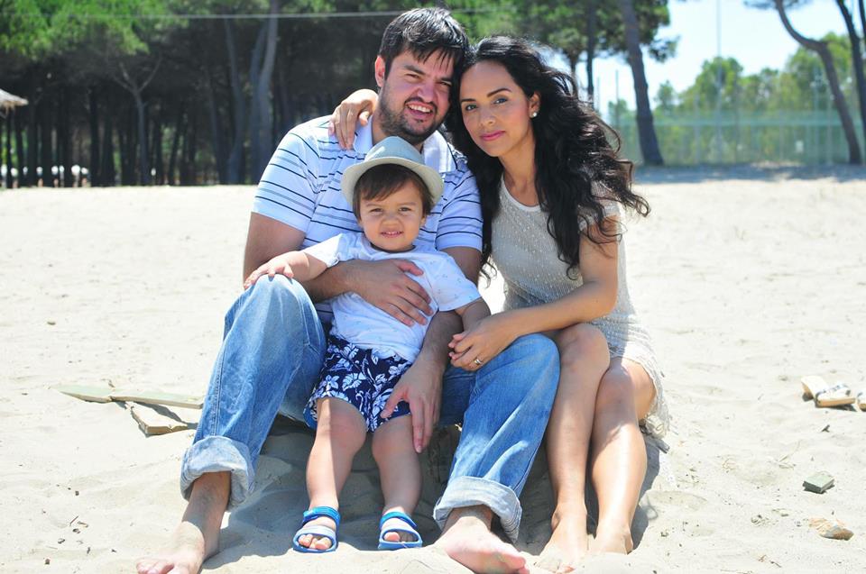 La tica Marlise Gabriela Sánchez Torres con su esposo, el albanés Enian Cela y su hijo Noah Cela. Ella vive en Albania.