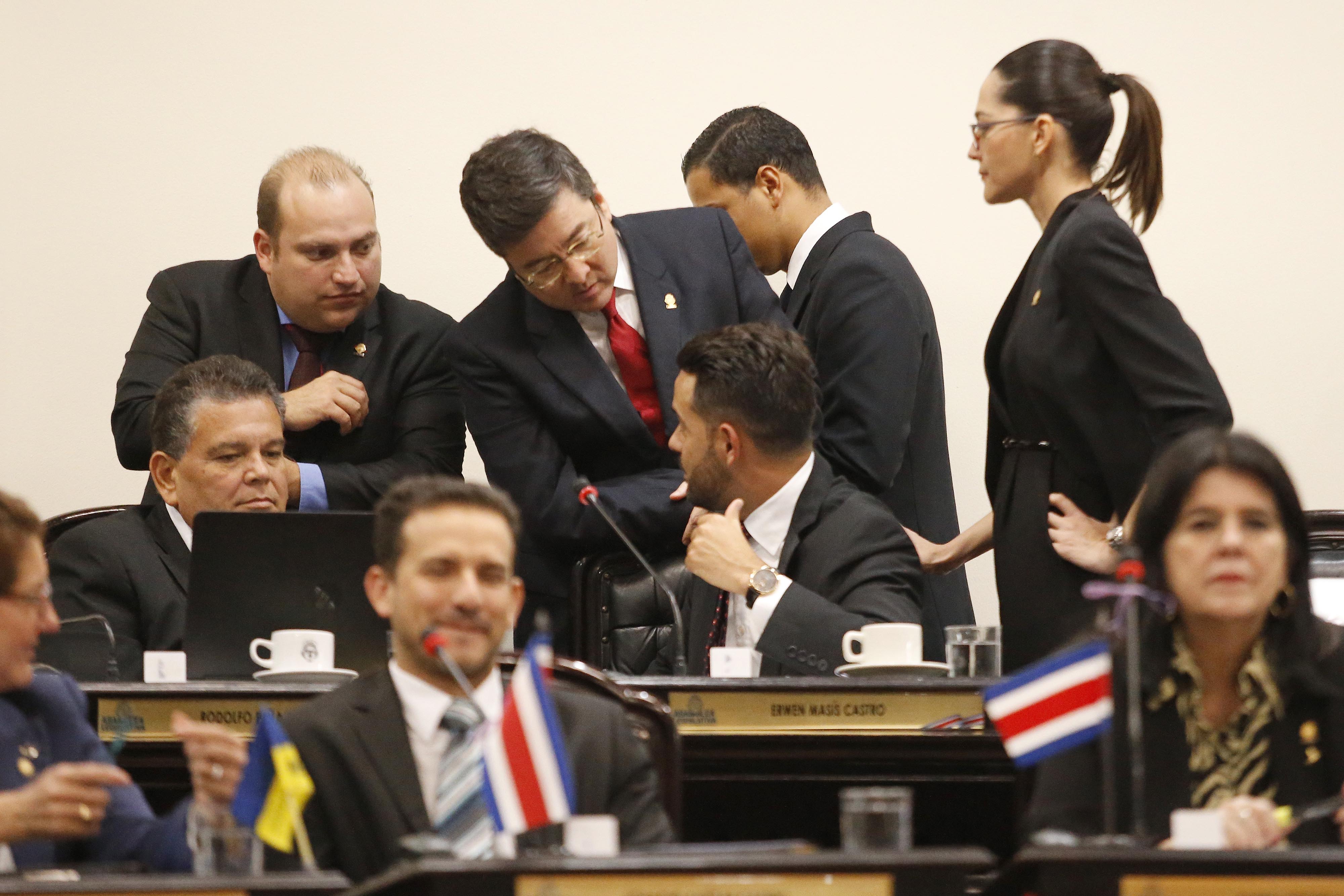 05/10/2018. Asamblea Legislativa. Sesión extraordinaria del plenario legislativo en la que se podría aprobar en primer debate la Reforma Fiscal. En las afueras de la asamblea numerosos grupos de manifestantes se oponen a la aprobación de dicho proyecto. En la foto: Ambiente previo en el plenario tras un receso de una hora. Foto: Albert Marín.