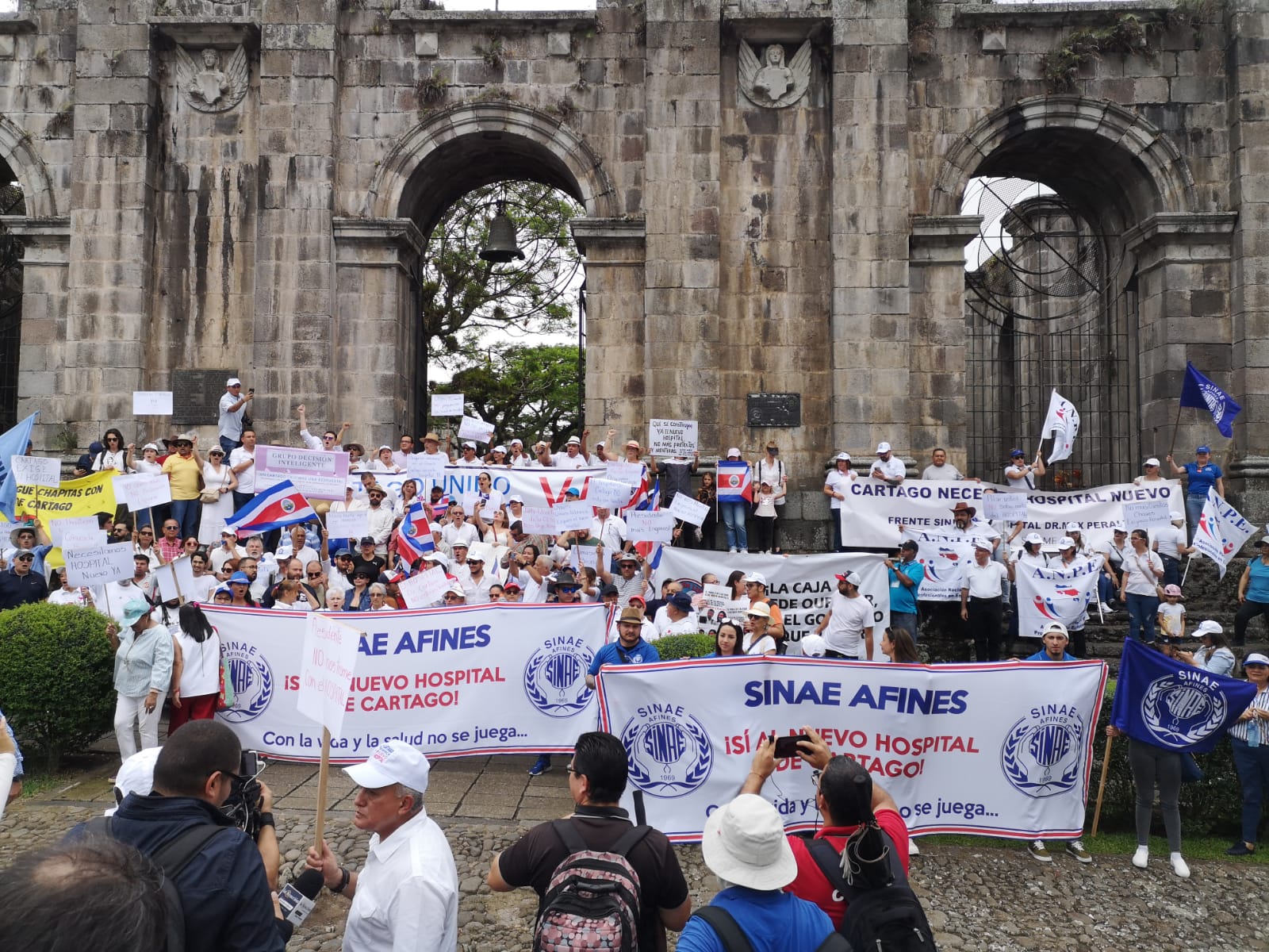 Parte de la marcha por el nuevo hospital de Cartago a su llegada este 10 de junio a la Plaza Mayor en la cabecera de provincia. Fotografía: Jorge Castillo.