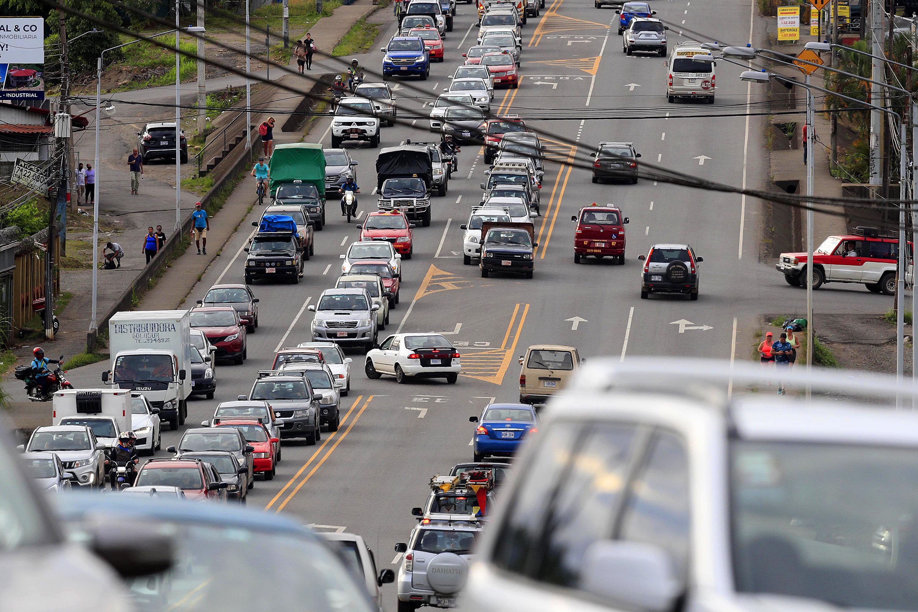 30/07/2021 Pérez Zeledón. Así se apreció el movimiento vehicular en la Ruta 2 o carretera Interamericana Sur, al paso por San Isidro de El General, el pasado viernes por la tarde. La escenas podrían ilustrar termas relacionados con restricción vehicular sanitaria, marchamo, circulación de automotores, restricción vehicular nocturna, conductores, choferes, pandemia, covid-19, contagio, etc. Foto: Rafael Pacheco Granados