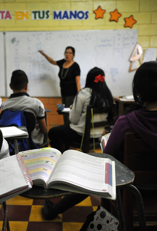 22/08/2014 Liceo Mauro Fernandez y la escuela Miguel Obregon ambas en Tibas/fotografias con fines ilustrativos de la falta de capacitacion de los docentes por parte del mep y su programa 200./en la fotografia Joselin Gonzalez quien tiene 23 años de docente y es profesora de matematicas/ en la fotografia con un septimo año
Foto de
Diana Méndez