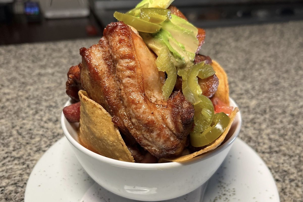 El Estadio se ha convertido en parada obligatoria para los brumosos gracias a su delicioso chifrijo con costilla de cerdo.