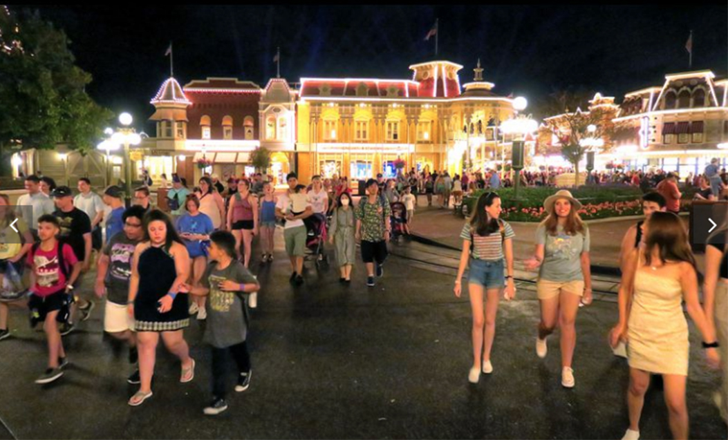 Los invitados se reúnen en Main Street USA, en Magic Kingdom en Walt Disney World, el domingo, en los minutos finales antes del cierre del parque el domingo 15 de marzo de 2020 en Lake Buena Vista, Florida. Walt Disney World anunció que todo su parque permanecerá cerrado por el resto de marzo como resultado de la pandemia de coronavirus. (Joe Burbank/Orlando Sentinel)