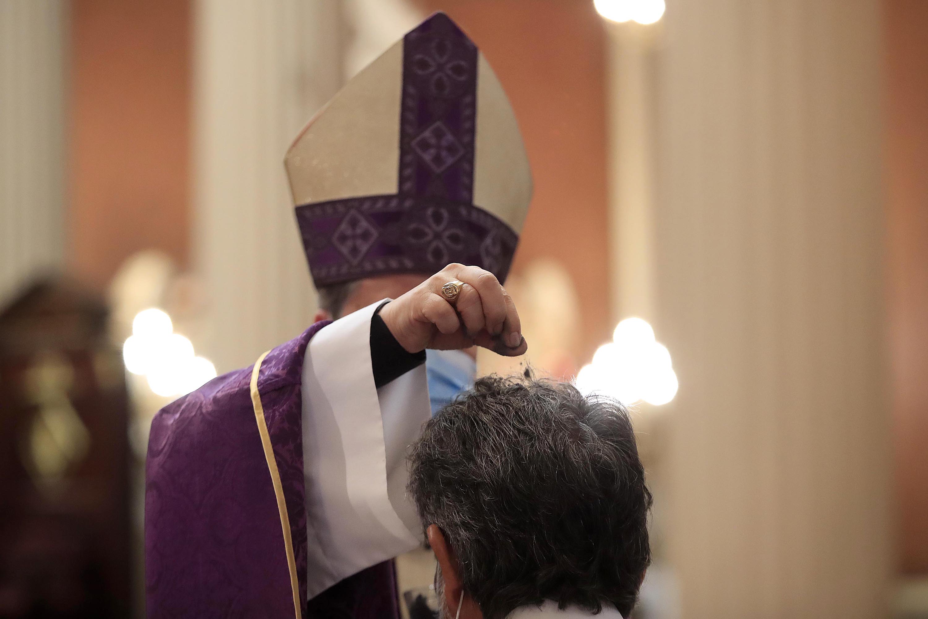 Iglesia católica tica trata de mezcla pegajosa a la cruz de ceniza | La Teja