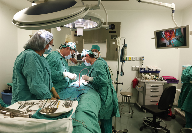 En la CCSS, el salario base de un médico oscila entre ¢867.000 y ¢1,1 millones.