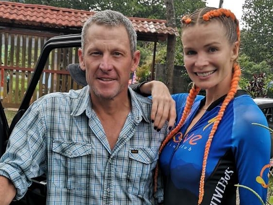 La empresaria y modelo Leonora Jiménez nunca imaginó enfrentarse al estadounidense Lance Armstrong en una competencia y menos sacarle ventaja. Jiménez es admiradora del texano. Cortesía: Leonora Jiménez