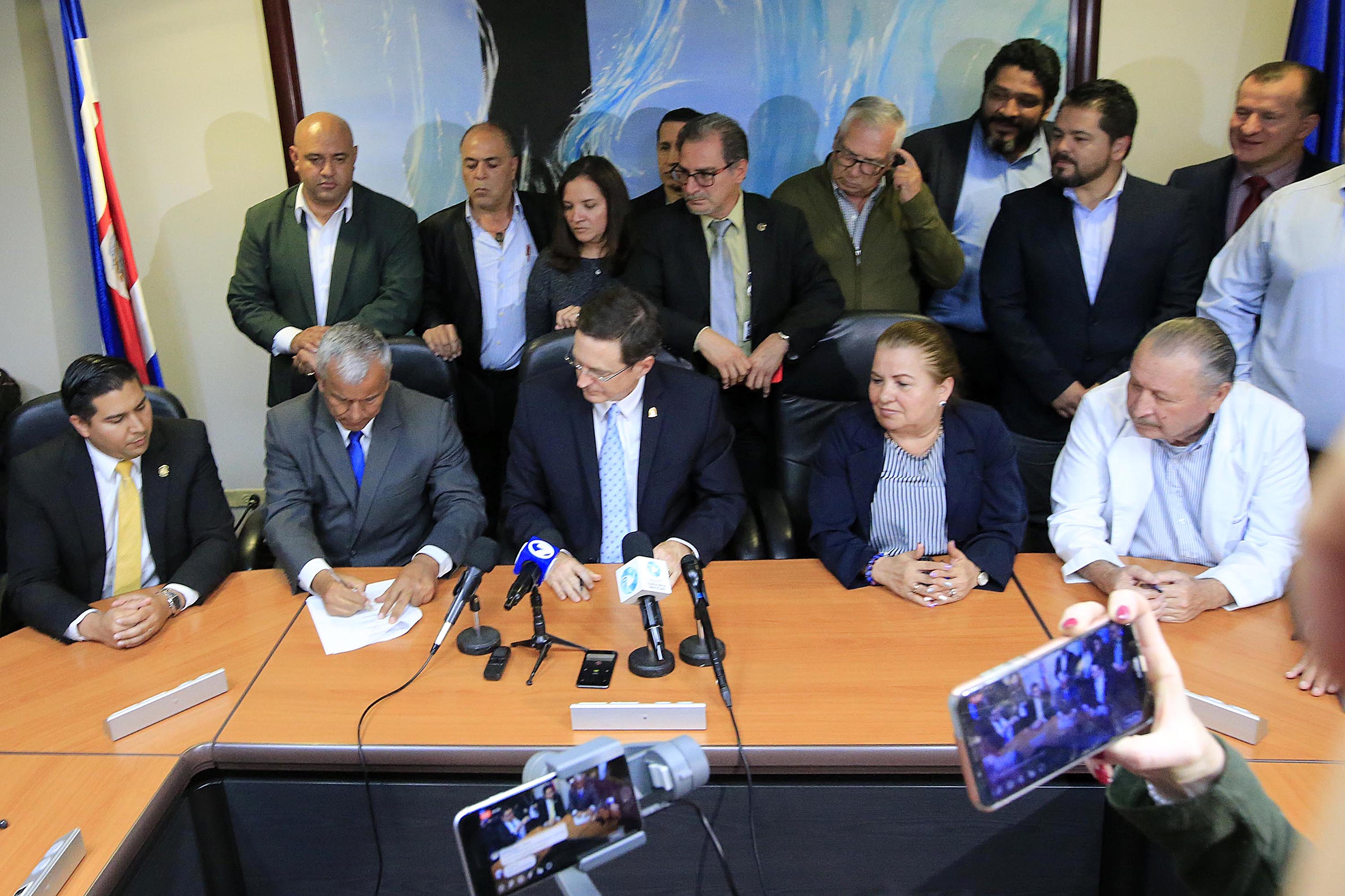 Román Macaya, presidente de la Caja (centro); Víctor Morales, ministro de la Presidencia; Steven Núñez, ministro de Trabajo; y representantes de los sindicatos de la CCSS firmaron el acuerdo para poner fin a la huelga en los servicios de salud públicos , el pasado 12 de agosto. Foto: Rafael Pacheco