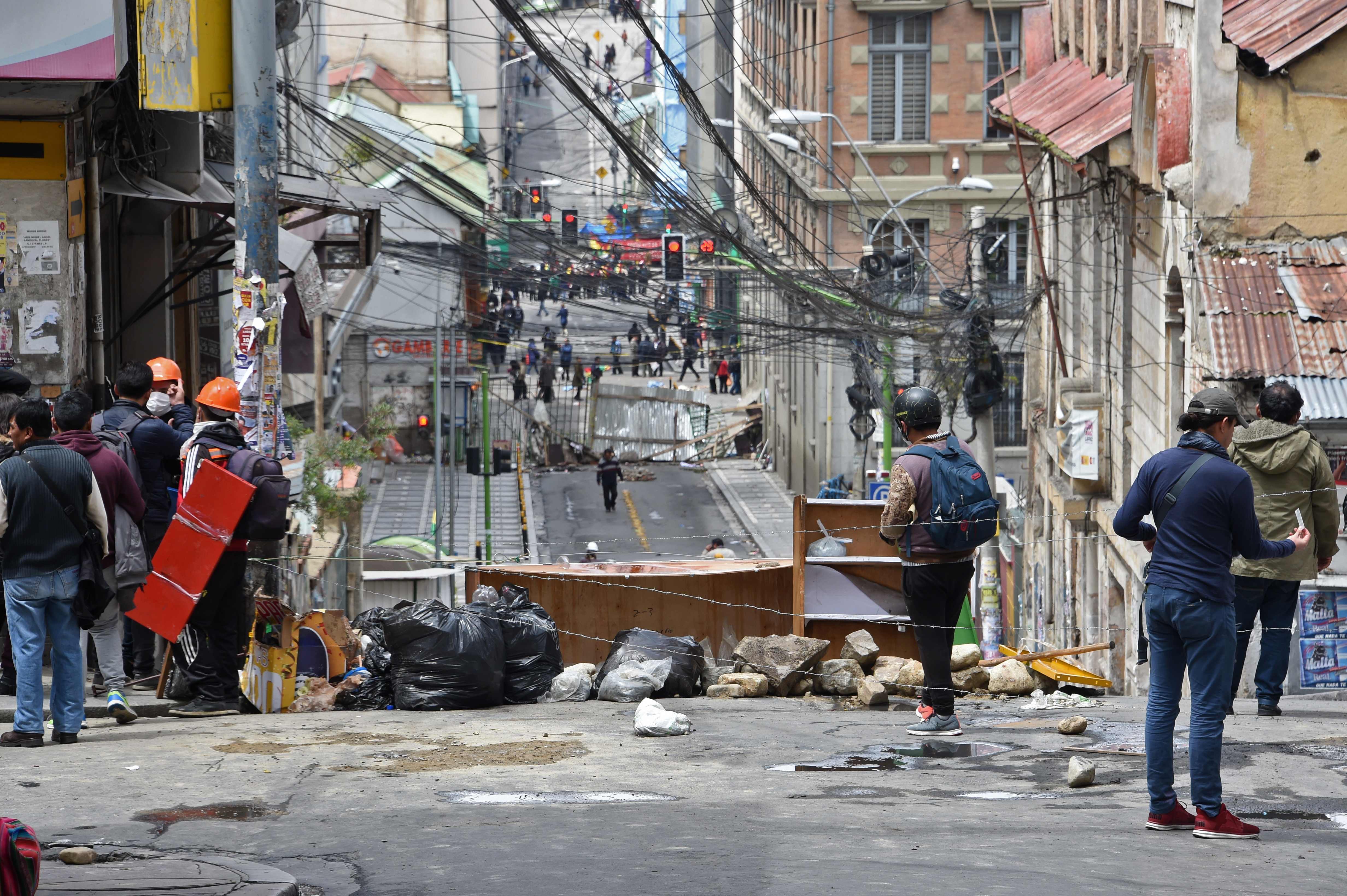 People block a street in the surroundings of the main square in La Paz on November 11, 2019. - Bolivia's Evo Morales announced his resignation on Sunday, caving in following three weeks of sometimes-violent protests over his disputed re-election after the army and police withdrew their backing. (Photo by AIZAR RALDES / AFP)
