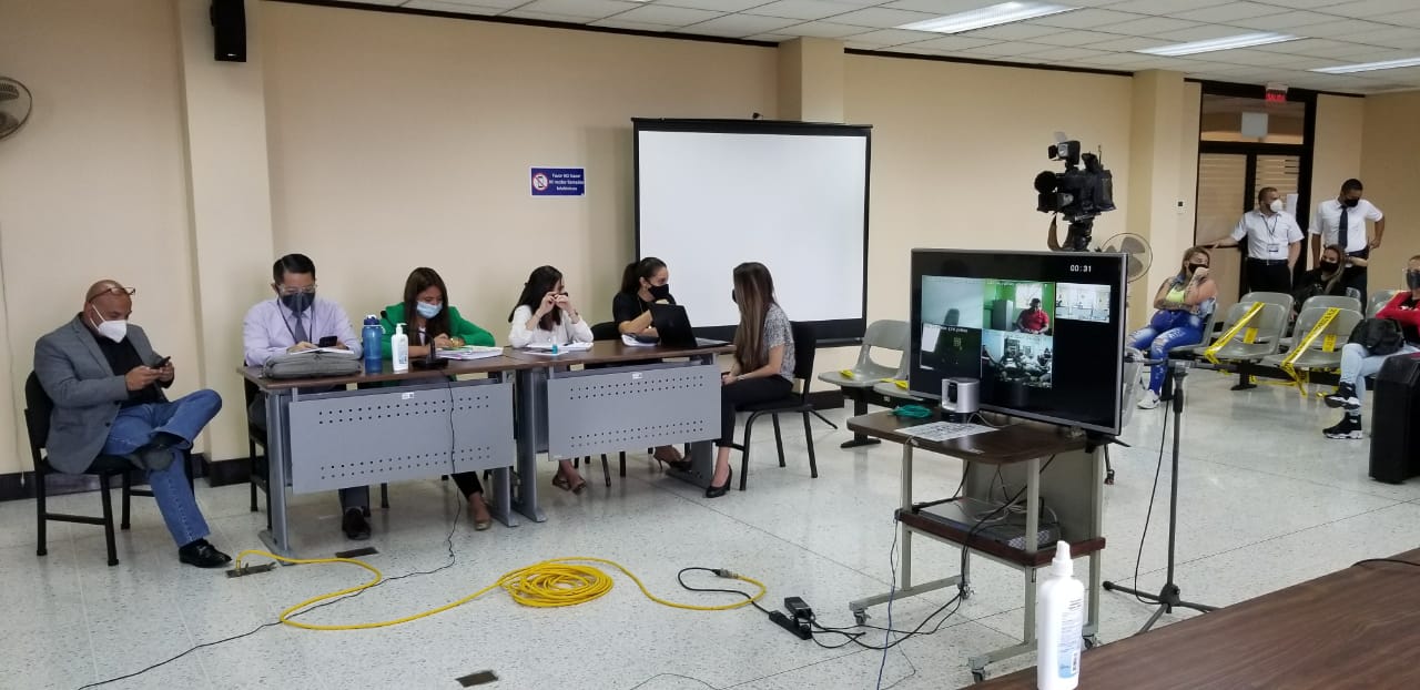 Ninguno de los imputados llegó a la sala de juicio, donde por videoconferencia se transmitió el fallo hasta tres centros penales. Foto: Francisco Barrantes.