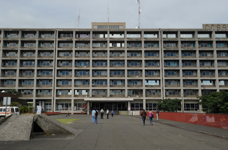 23-08-2012. Hora: 08:00-02:30 p.m. Recorrido por el Hospital México para verificar el estado de su infraestructura. En la foto, la fachada del edificio.
Fotos: Mayela López