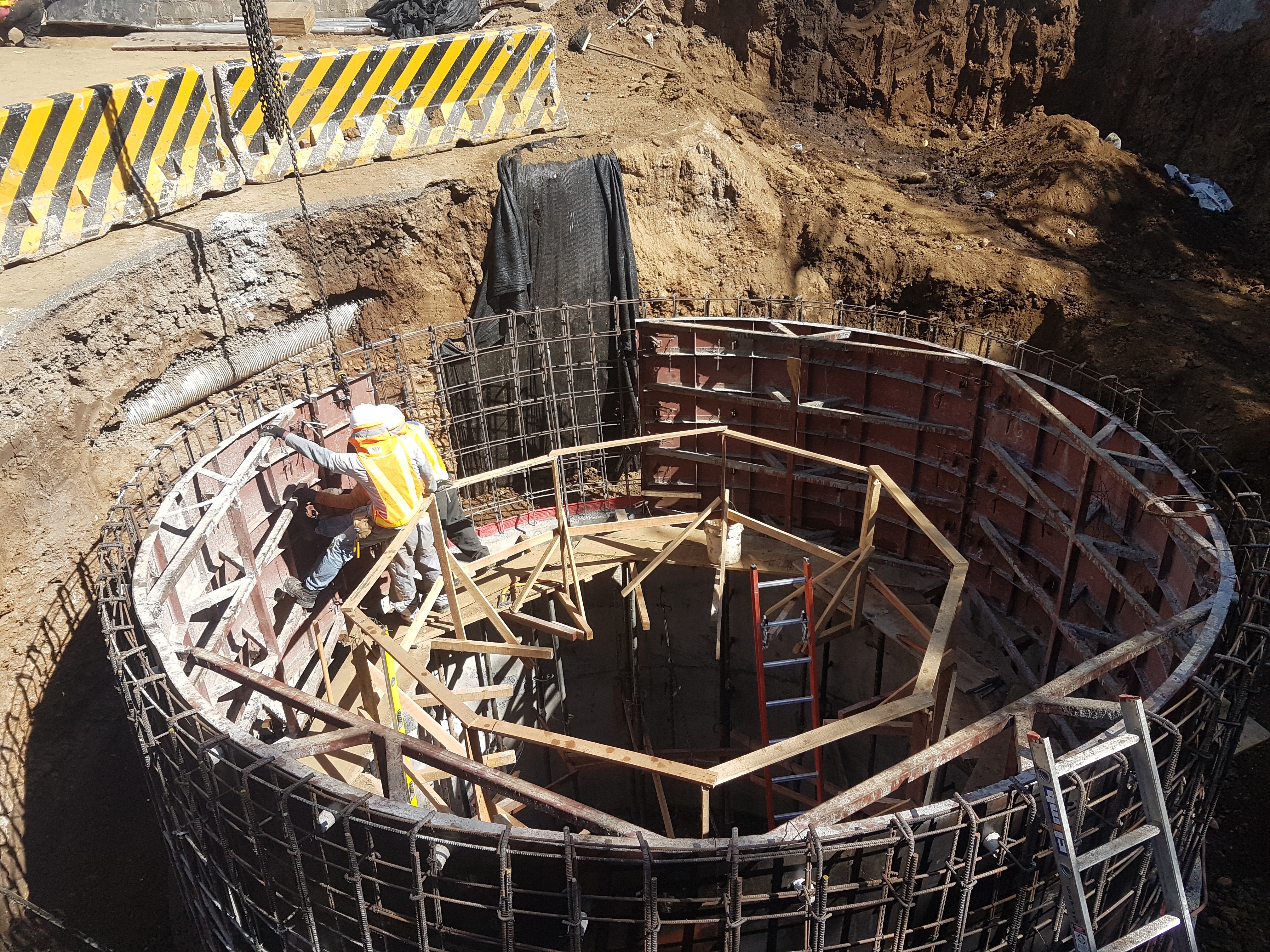 Obras y equipos del programa del Proyecto de Mejoramiento Ambiental del Área Metropolitana en estas fotos de esta semana en Coronado se ve la construcción de un túnel donde se meten microtuneladoras subterráneas de 600 mm (poco más de medio metro de diámetro). El microtuneleo permite hacer el hueco e instalar la tubería de alcantarillado sanitario sin necesidad de romper el asfalto, solo en los puntos donde se deben hacer los pozos para que entre la máquina. La microtuneladora hace el camino en línea recta hasta el siguiente pozo. Así se reduce la molestia hacia los vecinos y transeúntes. FOTOS:AYA