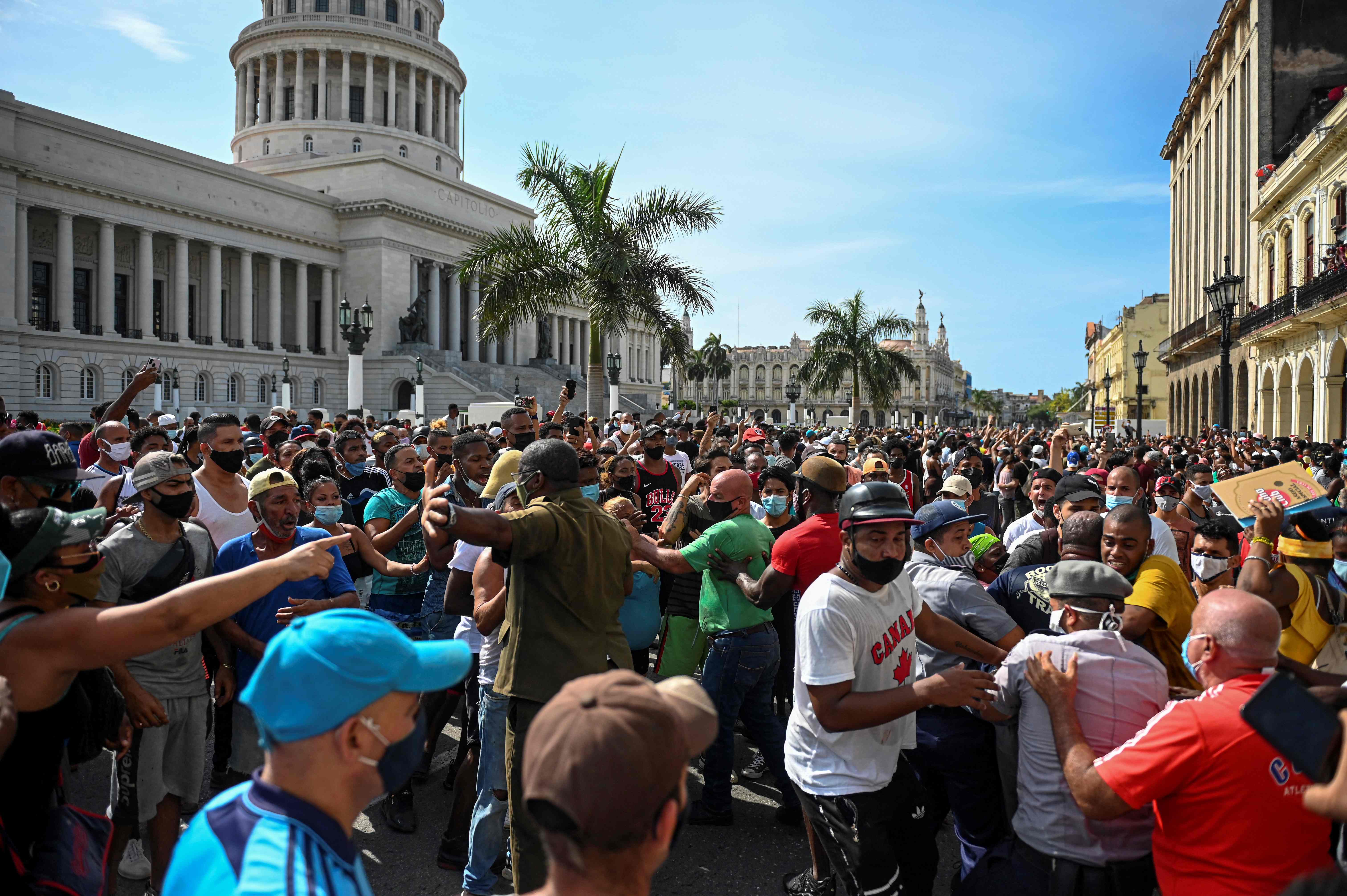 Personas participan en una manifestación contra el gobierno del presidente cubano Miguel Díaz-Canel en La Habana.