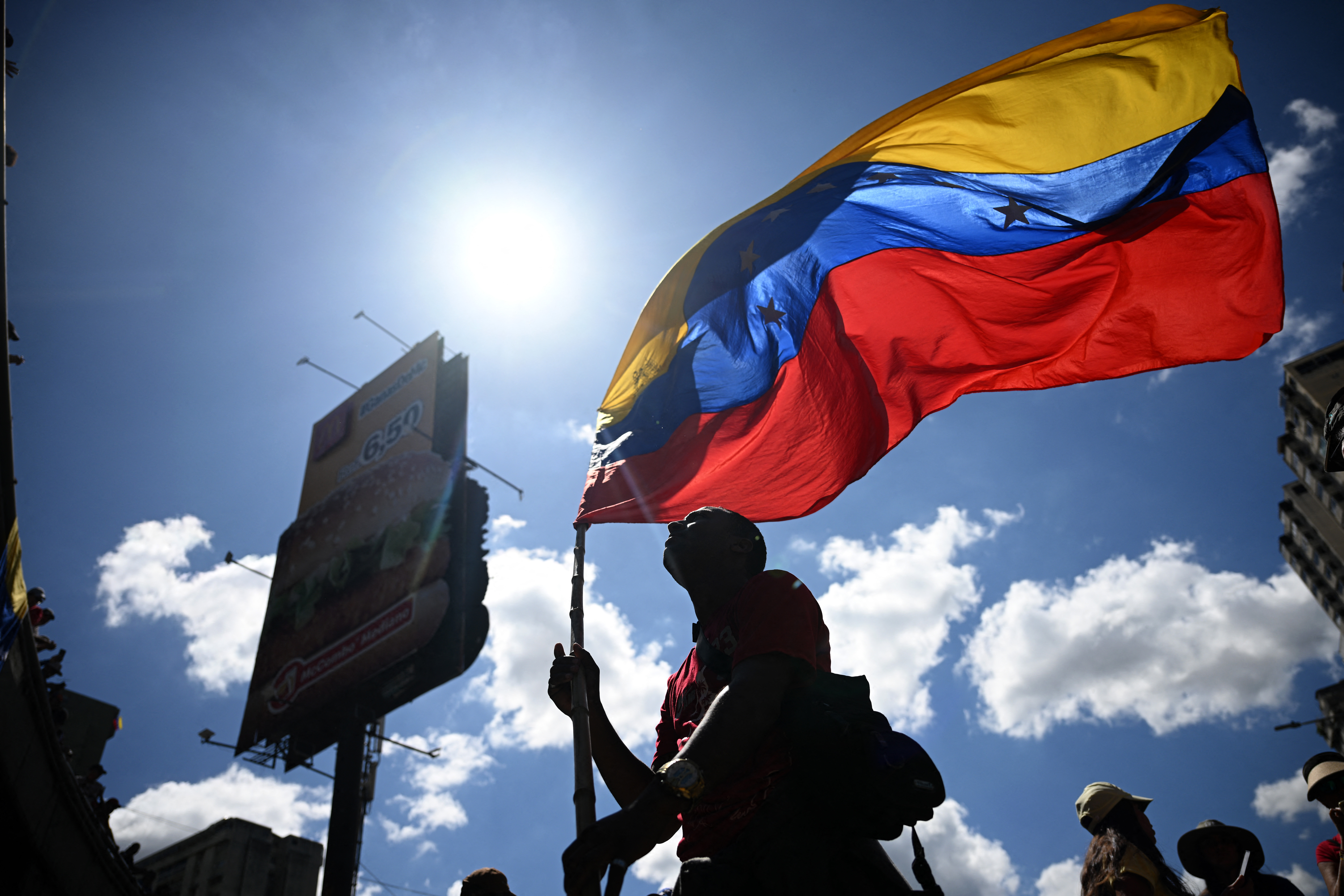 Manifestante sostiene una bandera de Venezuela durante una protesta opositora en Caracas contra el gobierno de Nicolás Maduro