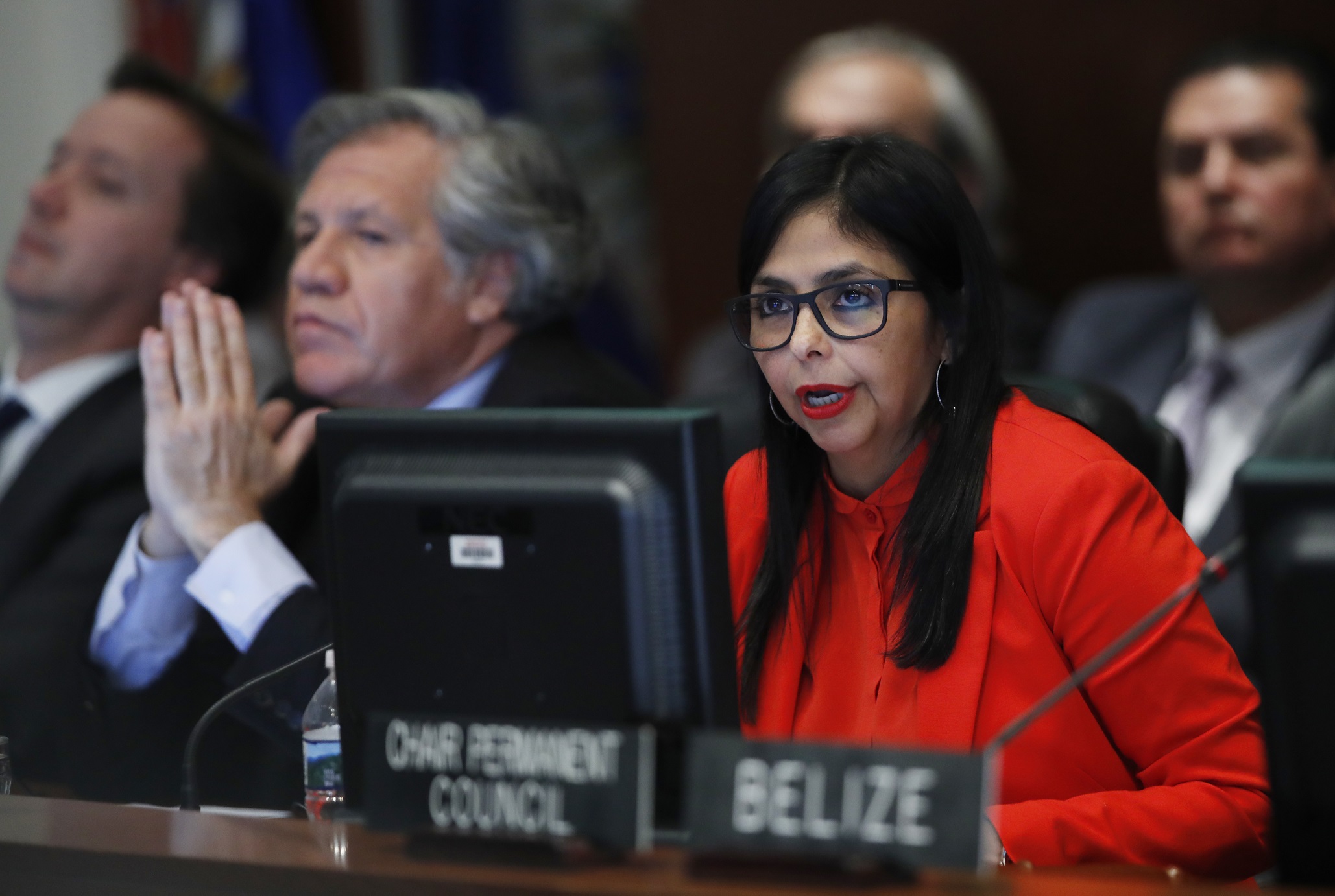 La canciller de Venezuela, Delcy Rodríguez, mientras hablaba el lunes en el Consejo Permanente de la OEA. A su lado, el secretario general, Luis Almagro, a quien atacó fuertemente.