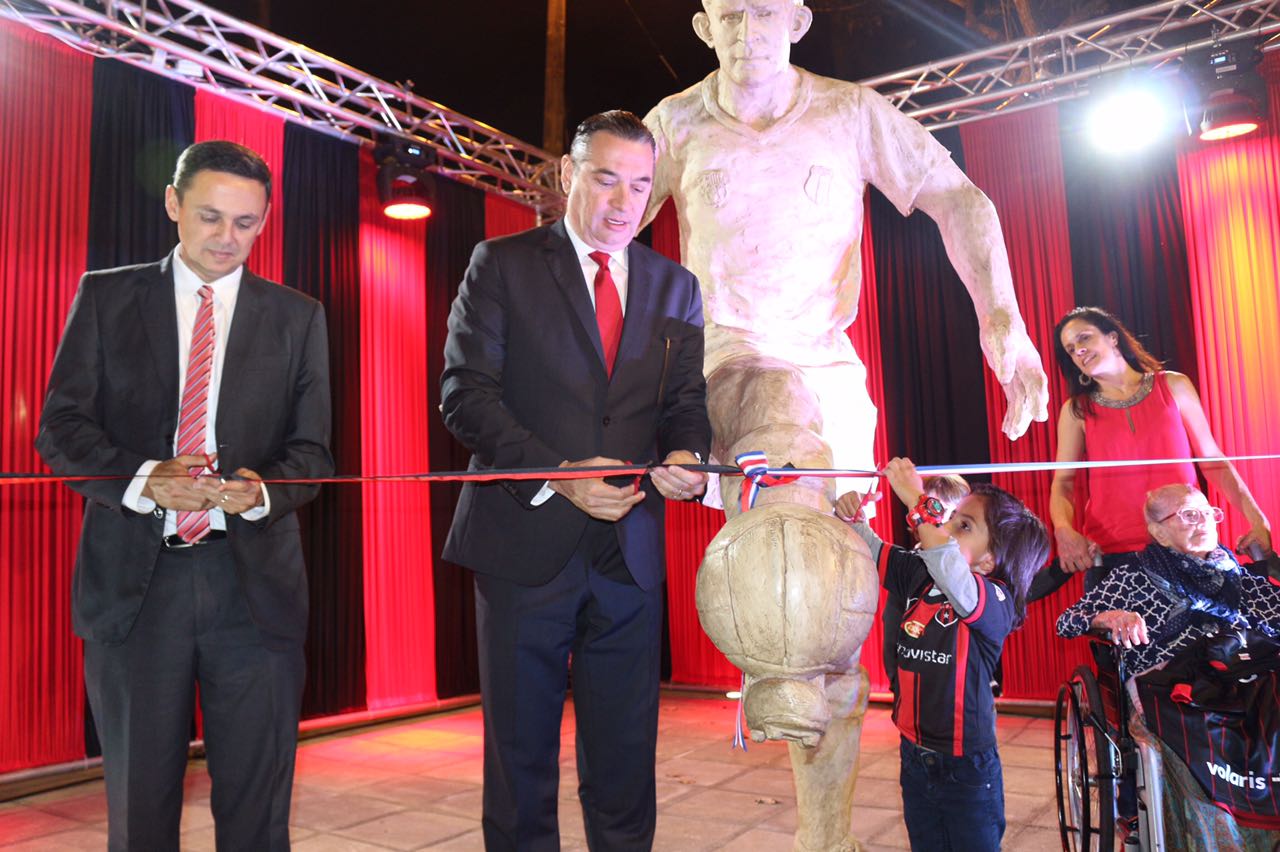 Este jueves se inauguró el monumento a Alejandro Morera Soto.