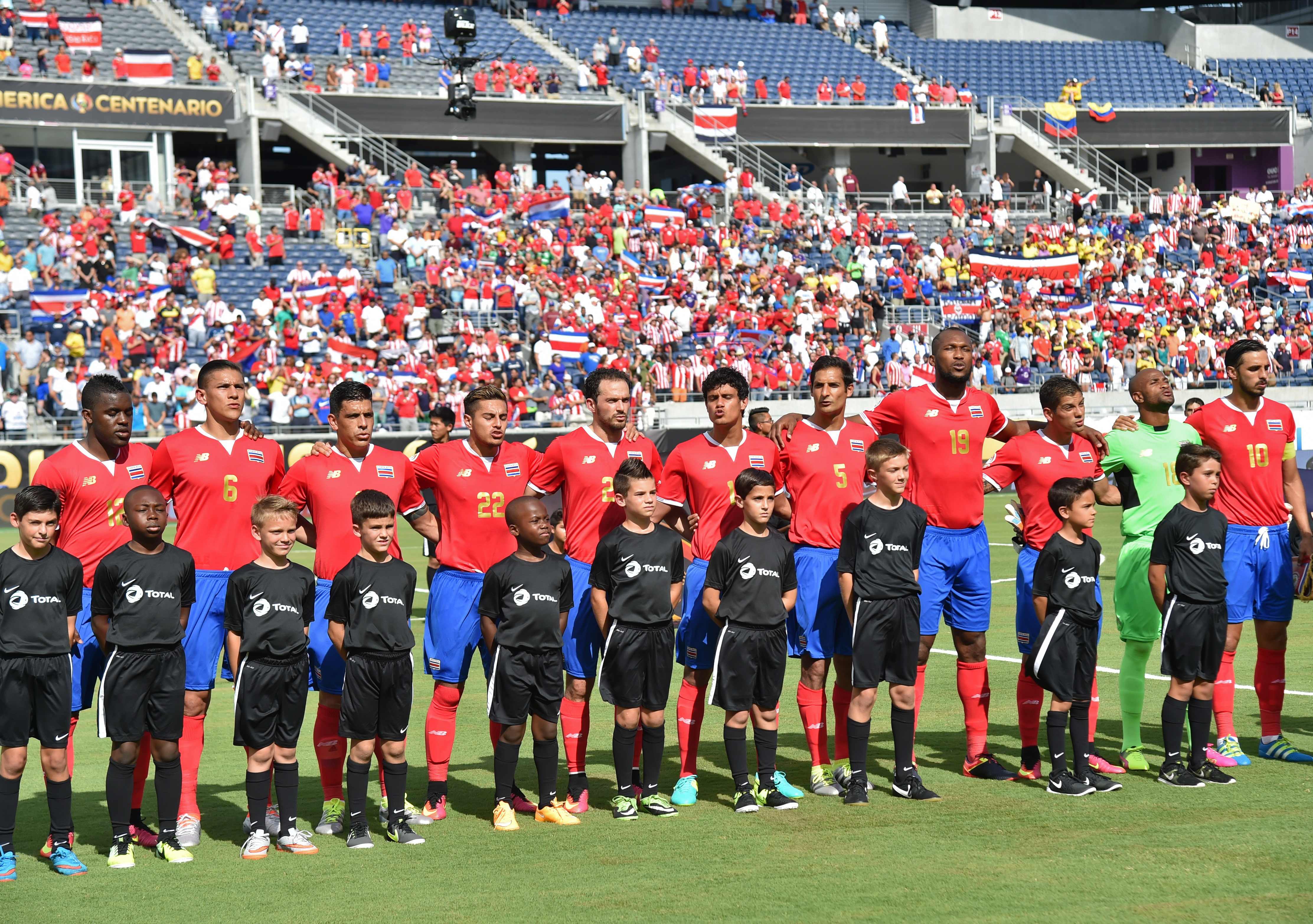 La Selección Nacional de Costa Rica alínea con Pemberton, Acosta, Waston, Duarte, Matarrita, Gamboa, Borges, Tejeda, Ruiz, Campbell y Ureña.