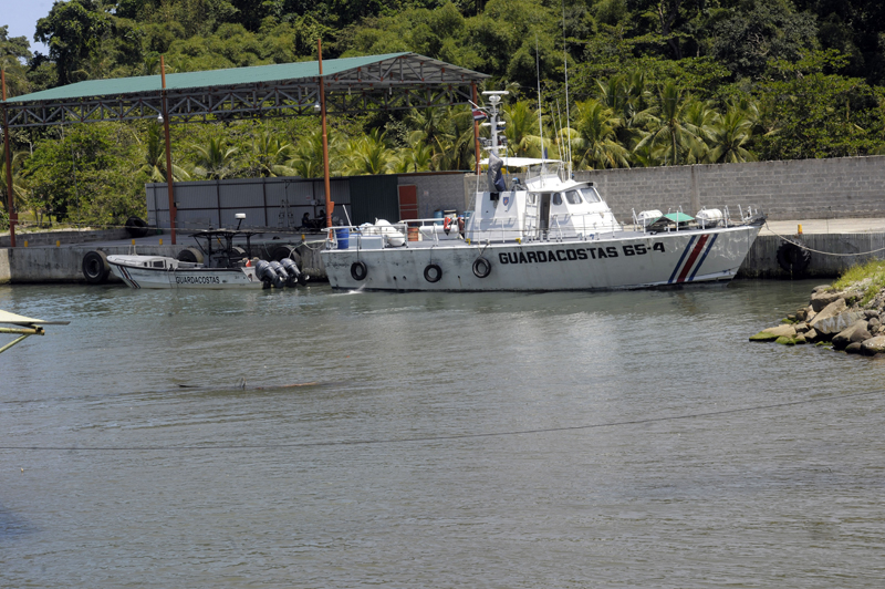 Aunque está a la vista de todo el que ingrese a bahía Portete, este complejo muellero pasó desapercibido ante los controles municipales. Ahora, está bajo la supervisión del Servicio Nacional de Guardacostas. Dos de sus embarcaciones aparecen ancladas en el atracadero principal, el cual es de cemento, mide 60 metros y tiene techo. | ALONSO TENORIO