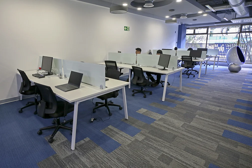 El deterioro de la competitividad, el avance de la inteligencia artificial y la pérdida de puestos de trabajo presionan al mercado de oficinas de Costa Rica. Un experto advierte sobre los riesgos para la rentabilidad inmobiliaria y el empleo.