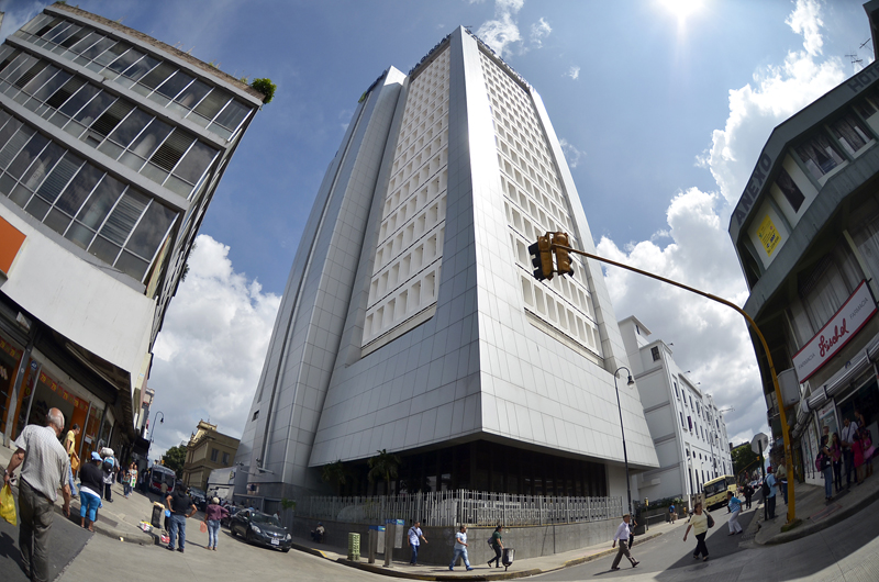 25 de octubre del 2013. San José. Fachada del Banco Nacional. La Directiva del Banco aprobó, en firme, el 2 de abril anterior, un plan de movilidad laboral en la institución. Foto Mariandrea García.