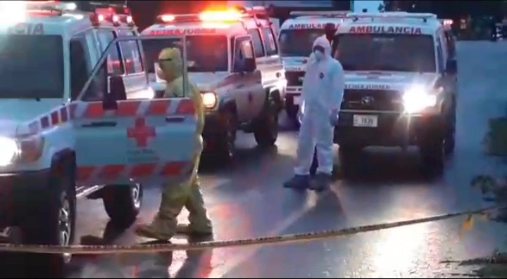 La noche del sábado las autoridades sanitarias y policiales trasladaron a los enfermos de covid-19 en Santa Rosa de Pocosol a otra zona por petición de los vecinos de la localidad. Fotos: Édgar Chinchilla.