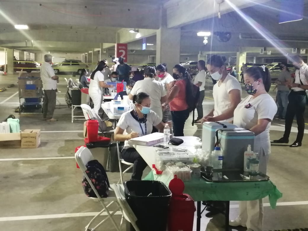 Esta semana se realizaron campañas masivas de aplicación tanto de primeras como de segundas dosis.
Los parqueos de varios supermercados Walmart han servido como vacunatorios.
Fotografía: Walmart