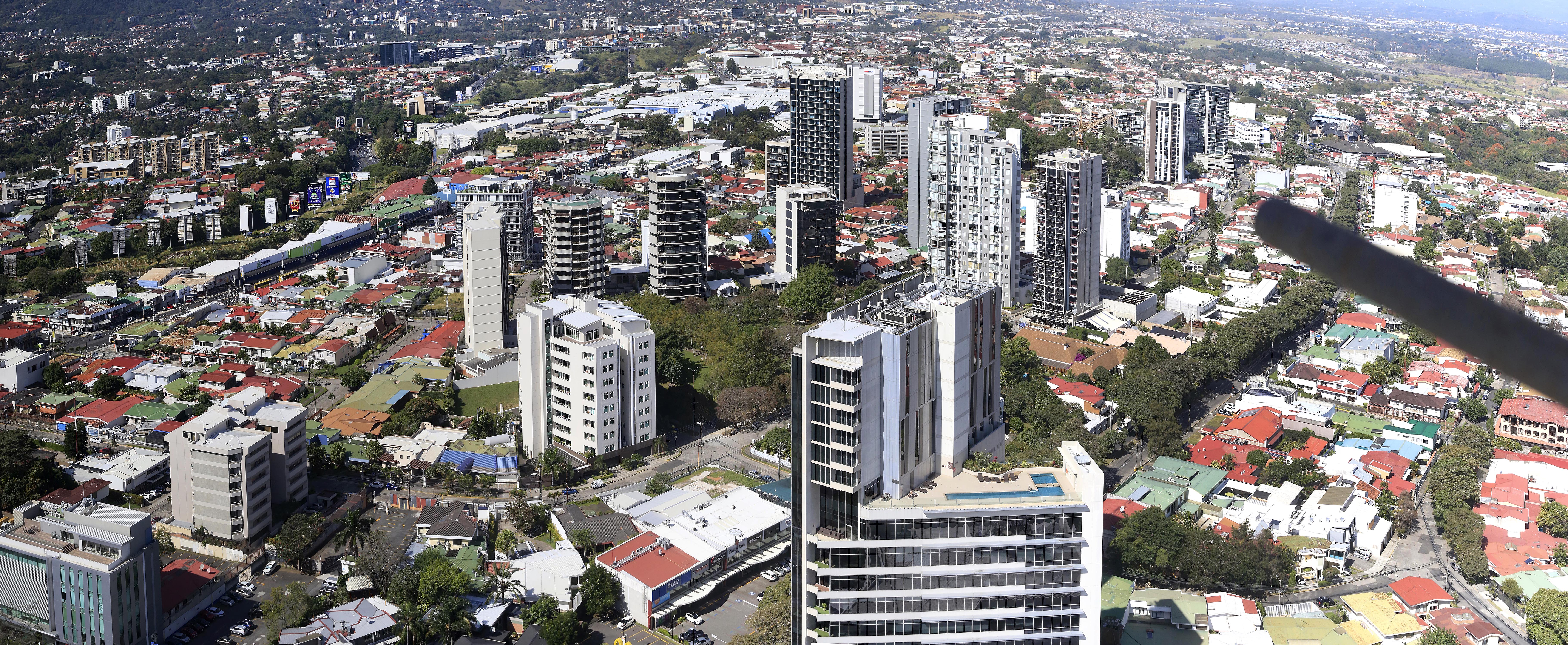 07/01/2021 Crecimiento Vertical Urbano en San José. Gran cantidad de edificios de gran altura se han levantado y se siguen levantando en el centro de la capital, sobre todo en el sector de La Sabana. Casi desde cualquier parte de la capital destaca el Edificio Leumi Business Center, que va a ser el mas alto del país con 38 pisos. Esta foto se tomó desde el piso 36 y corresponde al sector de Sabana oeste. Foto: Rafael Pacheco