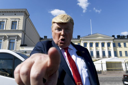 US' President Donald Trump impersonator Dennis Alan poses for pictures in front of the presidential palace on July 15, 2018, ahead of the arrival of US President for a summit with his Russian counterpart in the Finnish capital Helsinki. / AFP PHOTO / Lehtikuva / Martti Kainulainen / Finland OUT