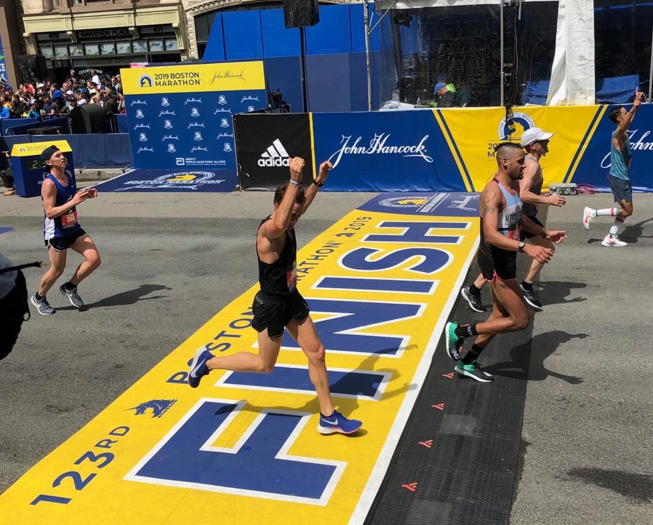 Sebastián Castro celebra al momento de cruzar la meta en la Maratón de Boston. Foto: Cortesía Sebastián Castro