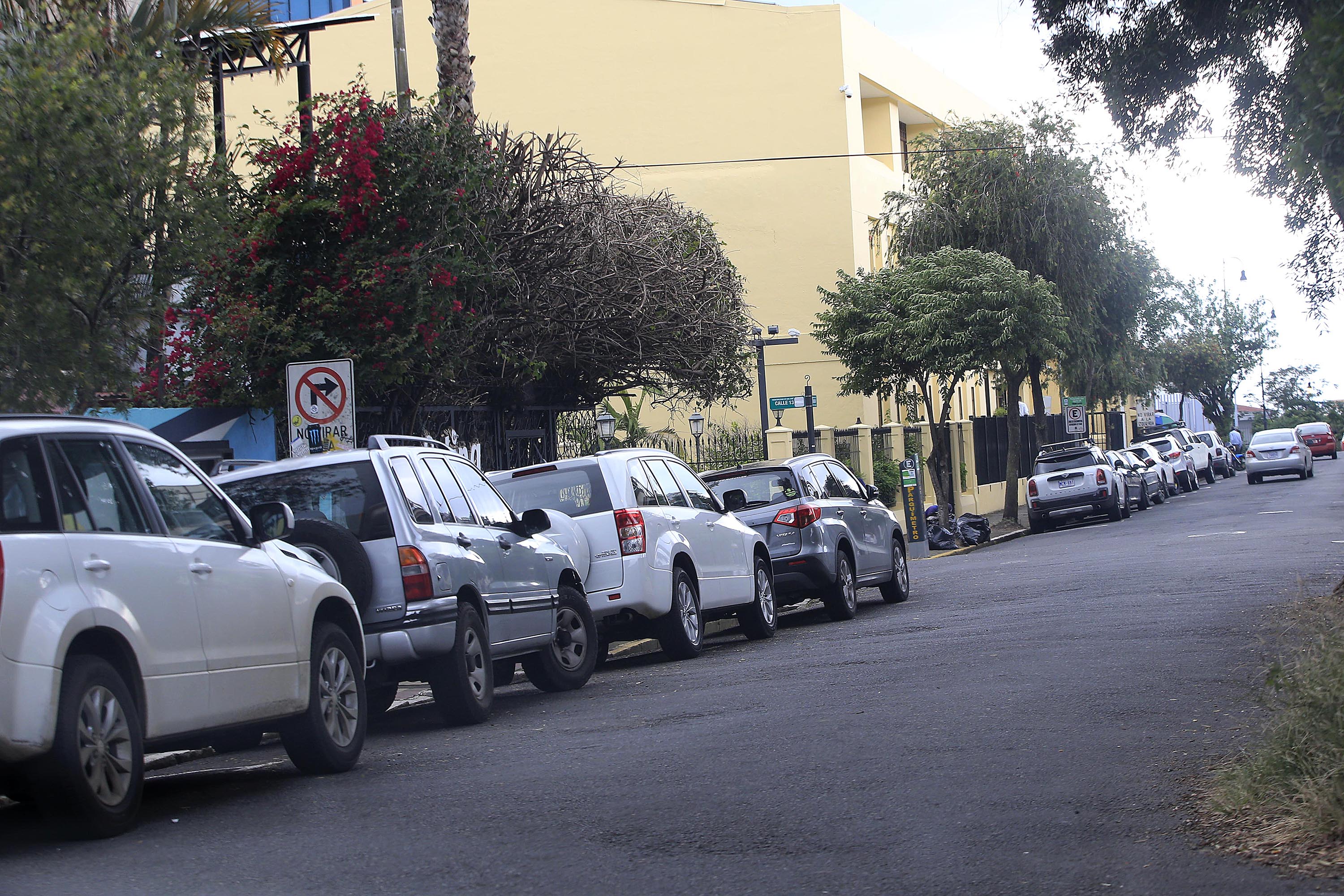 15/11/2018 San José. Foto ilustrativa de carros parqueados, en lugares solitarios o poco transitados y que son potenciales objteto de robo de vehículos. Avenida 9, entre calles 11 y 15. Foto: Rafael Pacheco