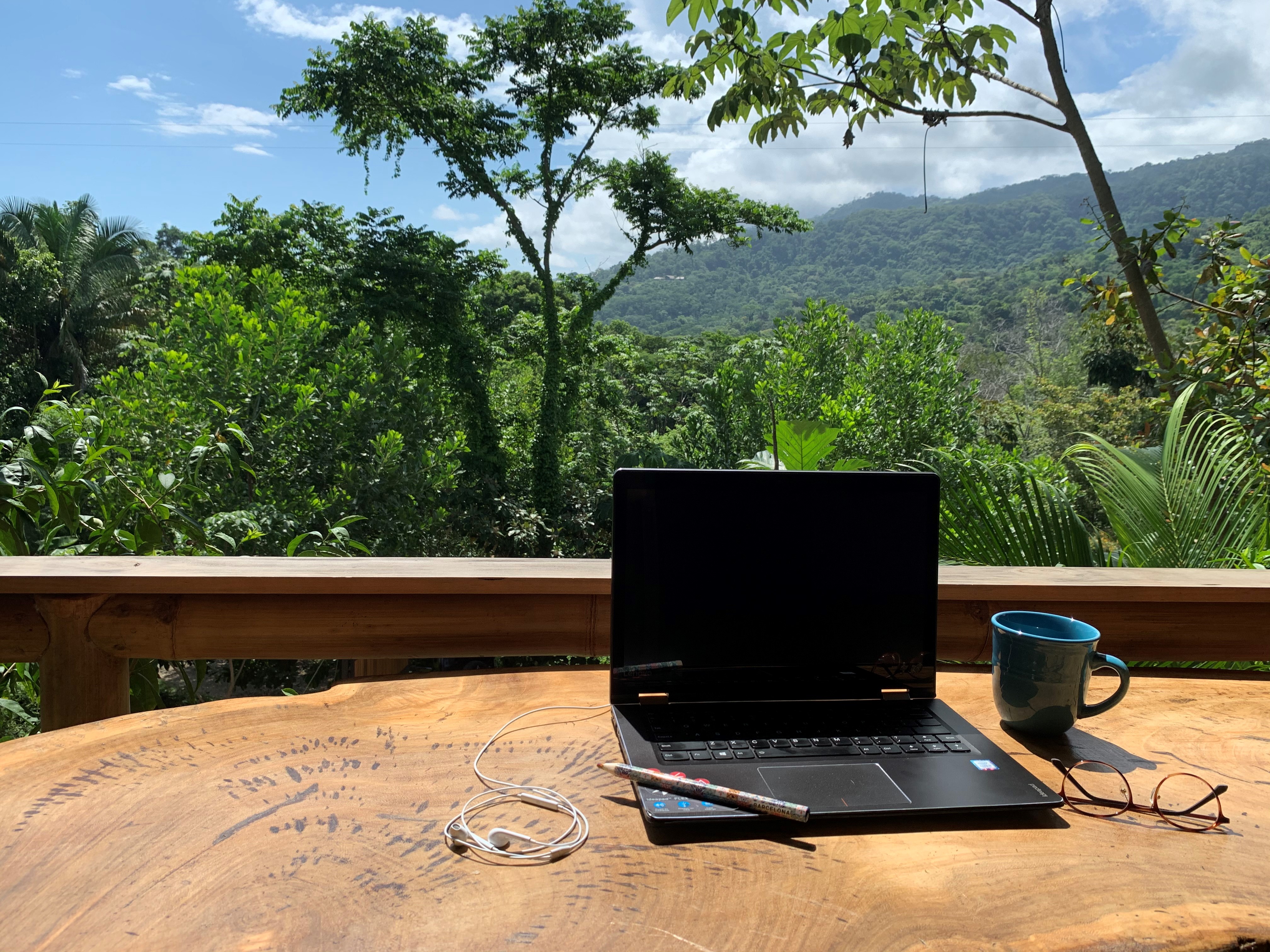 Cabañas Bambura, en Playa Hermosa, Bahía Ballena, Osa, está cerca de la playa y ofrece un entorno de naturaleza. Ahí se puede hace teletrabajo. Foto Cortesía