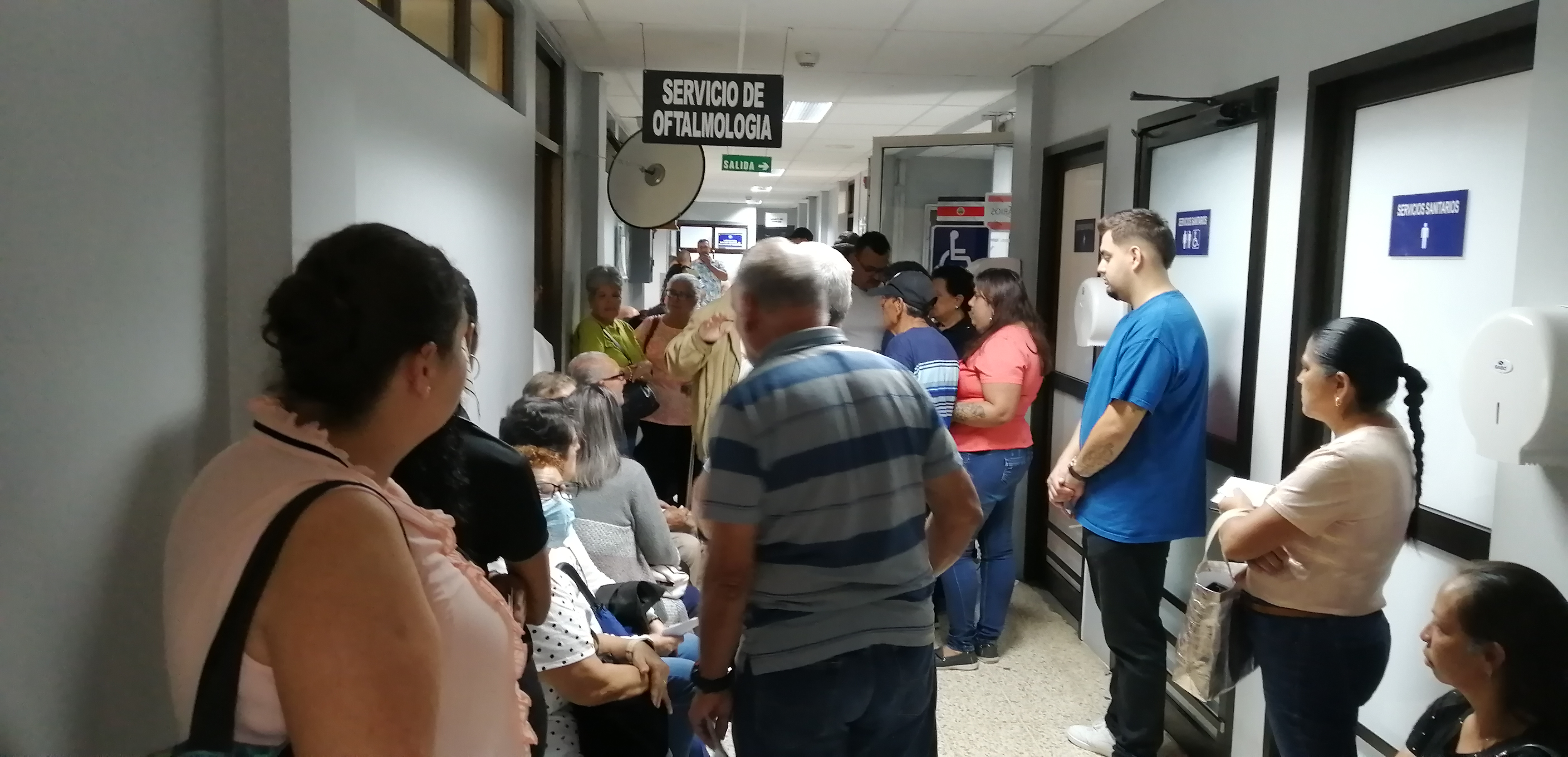 Los asegurados que acuden al hospital de Cartago pasan incomodidades, pues el centro médico ya no da abasto. Esta imagen fue tomada este 19 de setiembre a las 6 p. m. Foto: Keyna Calderón