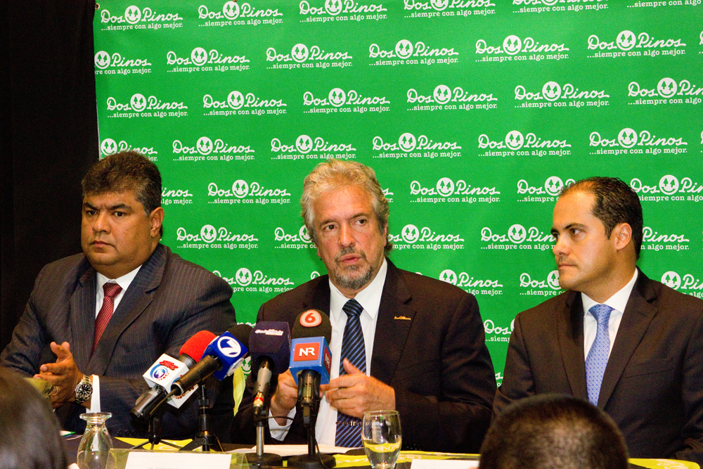 Gonzalo Chavez, Bernardo Macaya (gerente y presidente de Dos Pinos) y Juan Ignacio Muñoz, gerente de operaciones de Mondelêz, anunciaron la transacción entre las dos compañías. | NATALIA RODRÍGUEZ