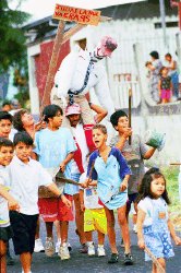 Esta fotografía se tomó en 1995 en Dos Cercas de Desamparados, cuando los vecinos iban a quemar a su Judas. Para el recuerdo. |
CARLOS BORBóN / ARCHIVOLA NACIÓN