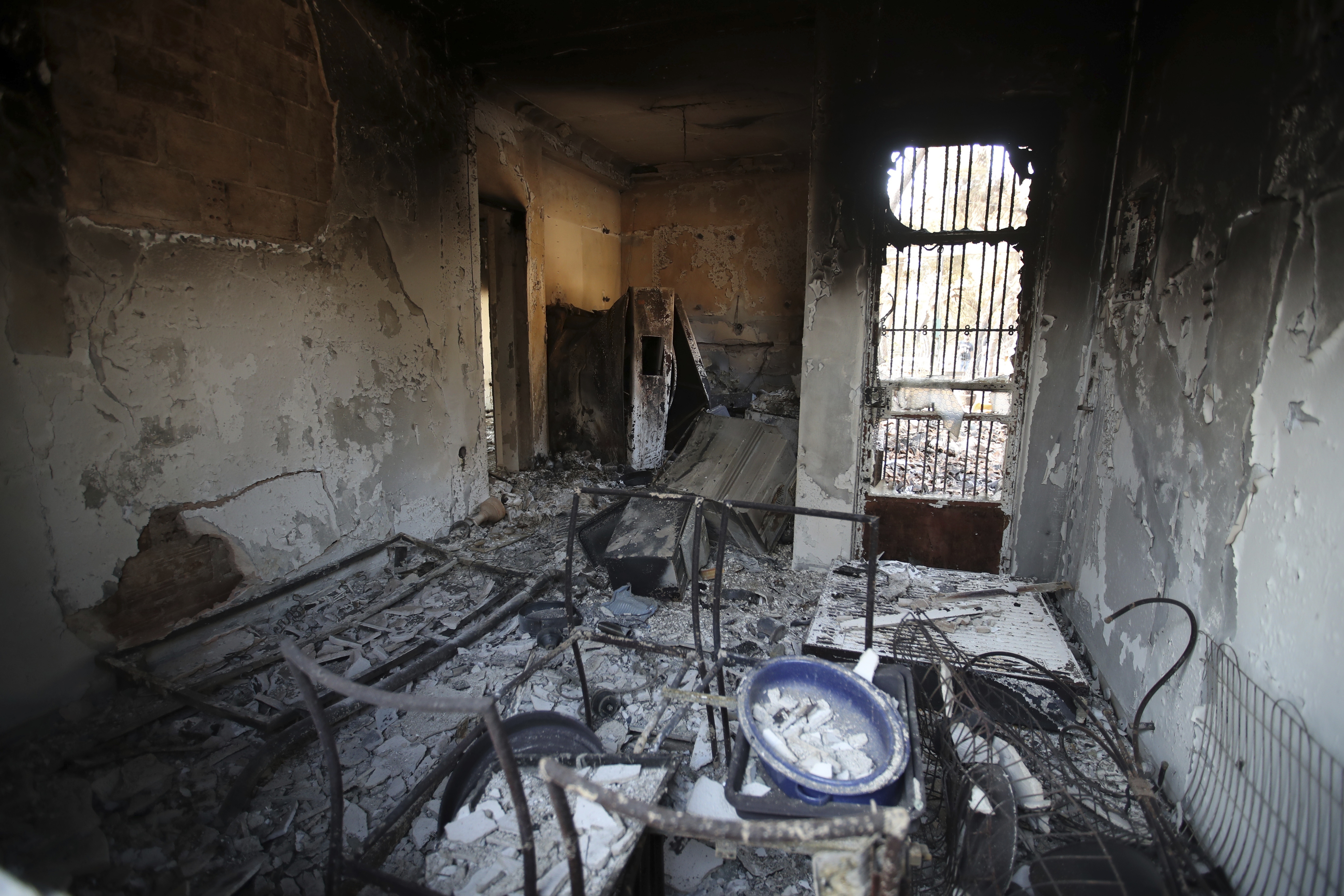 La cocina quemada de una casa en el pueblo de Mati, al este de Atenas. Foto: AP