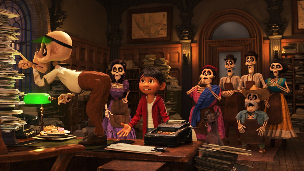 Coco es una película estadounidense en 3D producida por Pixar y distribuida por Walt Disney Pictures, película que está inspirada en la fiesta mexicana del Día de Muertos
Fotos: Disney/ Pixar