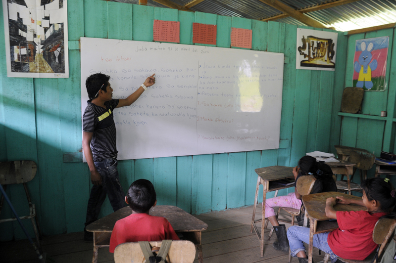 1 k En Sitio Hilda, comunidad cabécar ubicada en Talamanca, viven unas 80 personas. El maestro Erbacio Sanabria imparte sus clases en lengua cabécar. 2 k Sitio Hilda posee dos escuelas. Los niños reciben clases tanto en cabécar como en español. Roy Brenes es maestro allí e imparte sus lecciones en español. 3 k El bilingüismo es evidente hasta en la decoración de la Escuela JAMO, donde asisten unos 30 alumnos. | ALONSO TENORIO