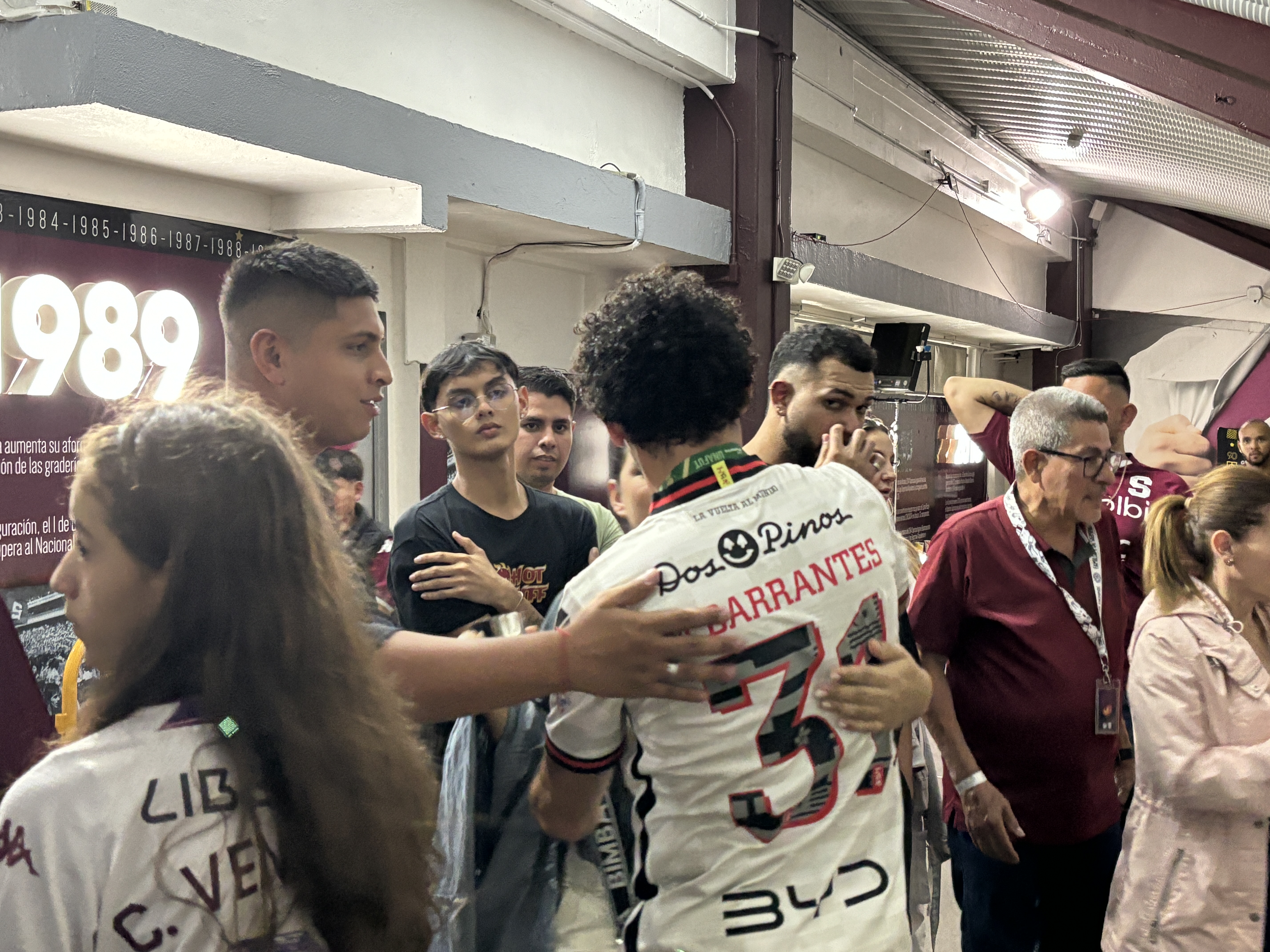 Michael Barrantes se encontró con muchas personas de Saprissa a quienes felicitó y que le dieron una voz de aliento al jugador de Liga Deportiva Alajuelense.