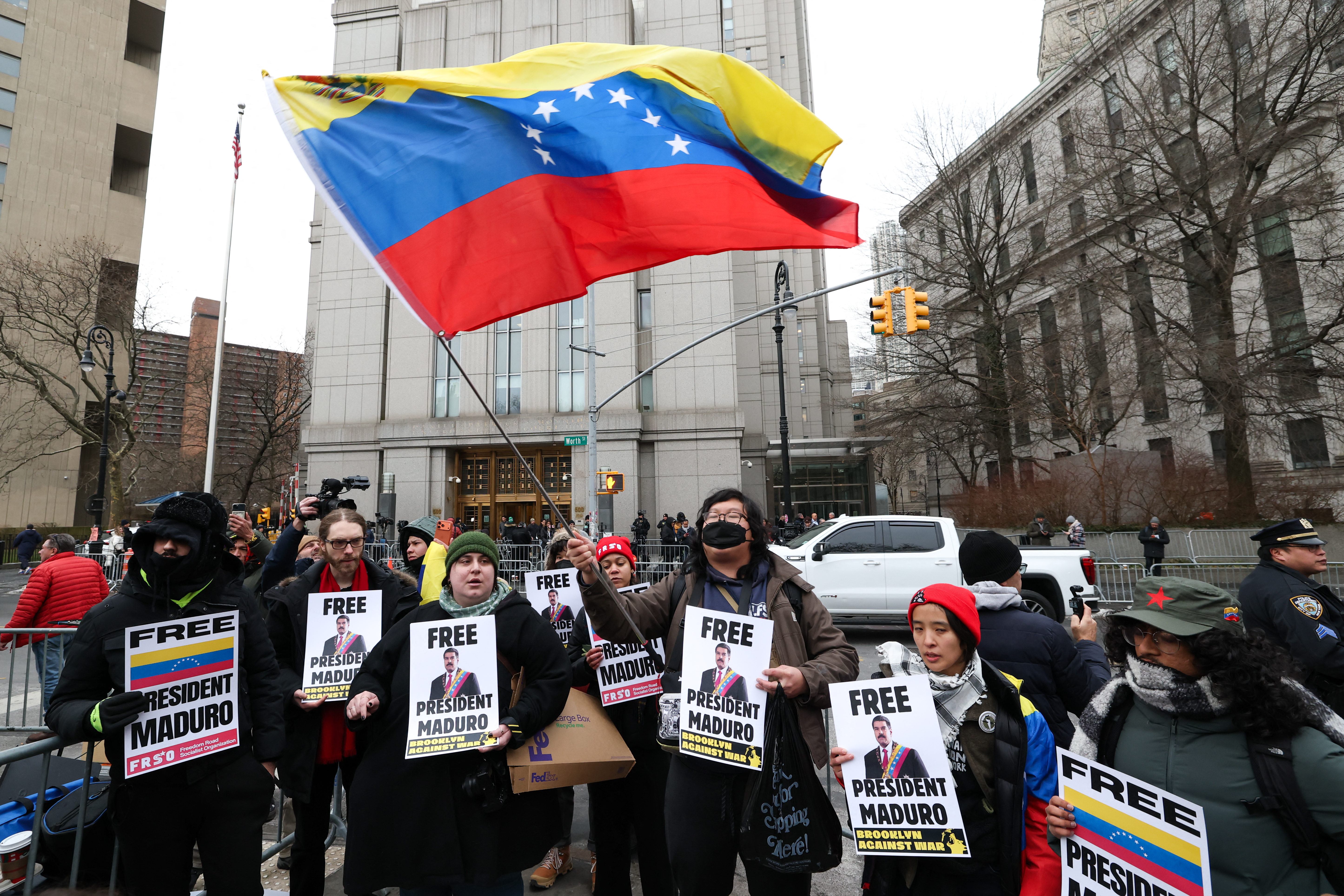 Manifestantes con pancartas en apoyo al destituido líder venezolano Nicolás Maduro frente al Tribunal Federal Daniel Patrick Moynihan, mientras Maduro aguardaba su audiencia de lectura de cargos este 5 de enero en Nueva York. Fotografía: