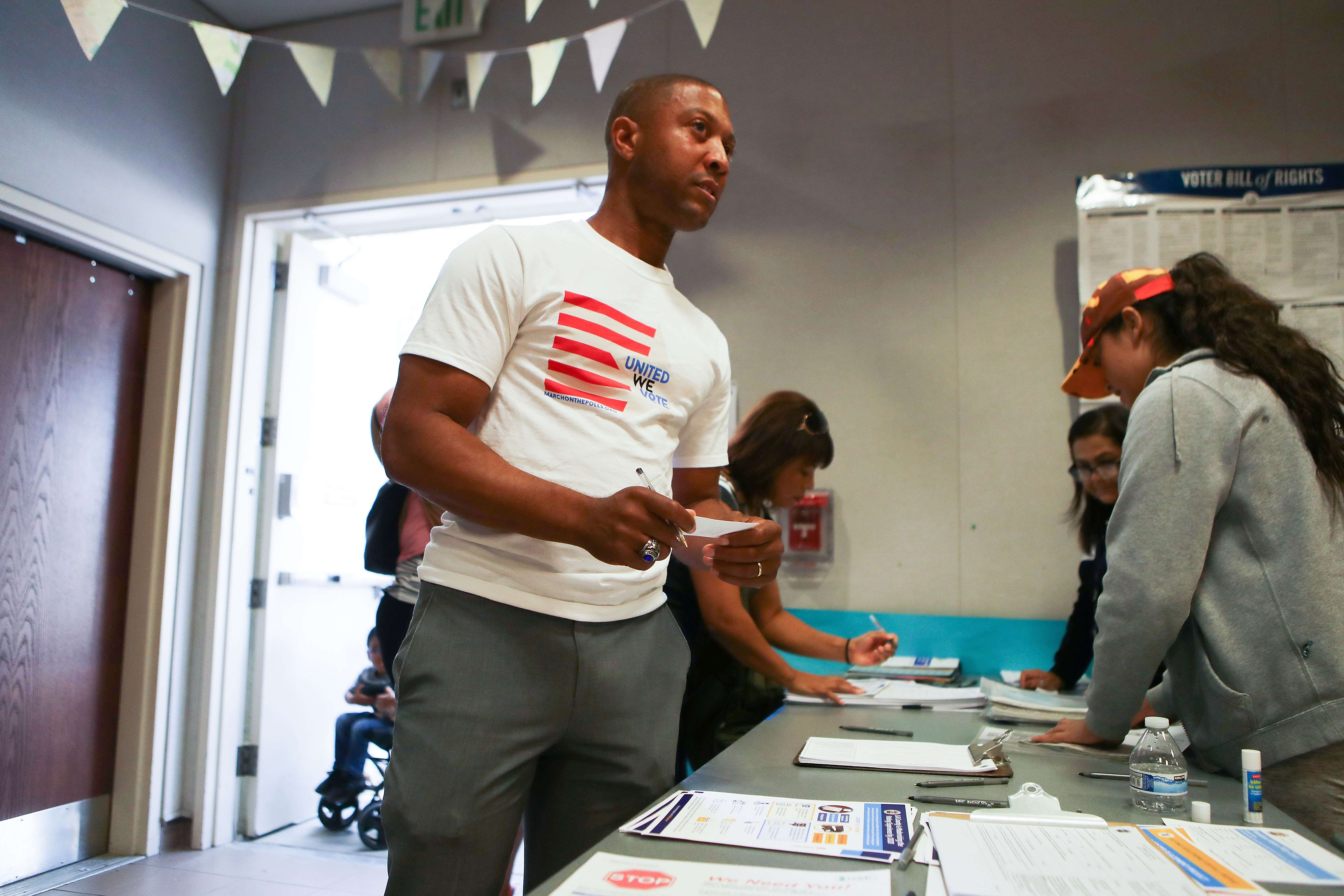 Johnathon Ervin se prepara para emitir su voto en un lugar de votación durante la votación anticipada en Lancaster, California. Foto: AFP