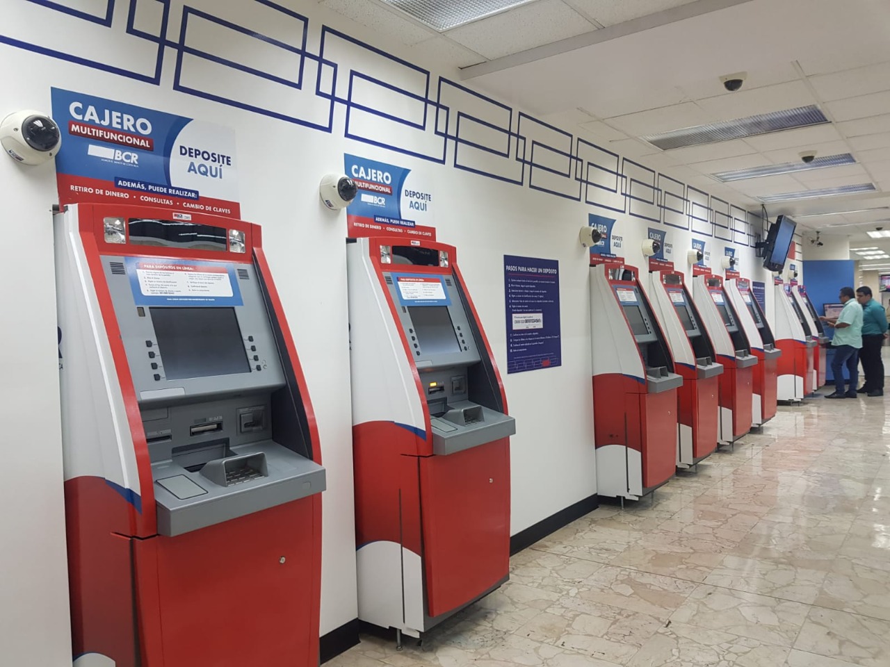 Carlos Astorga Gamboa, gerente de Servicios Corporativos del Banco de Costa Rica (BCR), explica: “estamos comprometidos con nuestros clientes. Durante estas épocas el Banco refuerza sus medidas de seguridad física y monitoreo transaccional