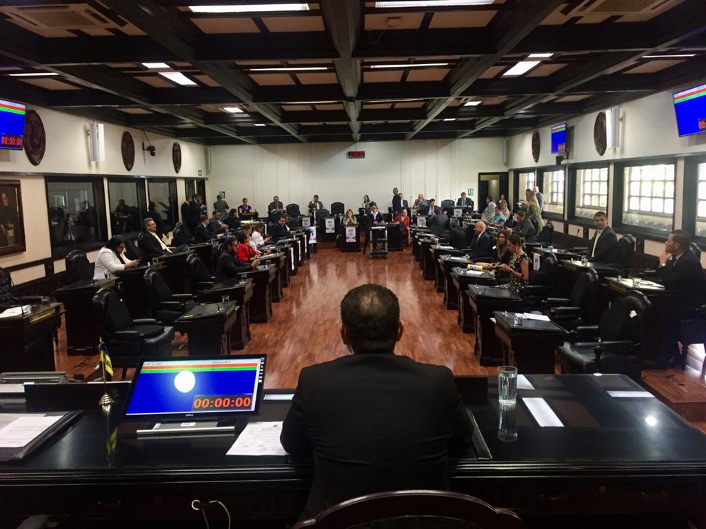 18/03/2020. El Directorio legislativo ordenó un acomodo extraordinario del plenario legislativo, con tal de lograr un espacio de un metro y medio entre curules, como medida preventiva ante la pandemia del coronavirus covid-19. Foto: Aarón Sequeira