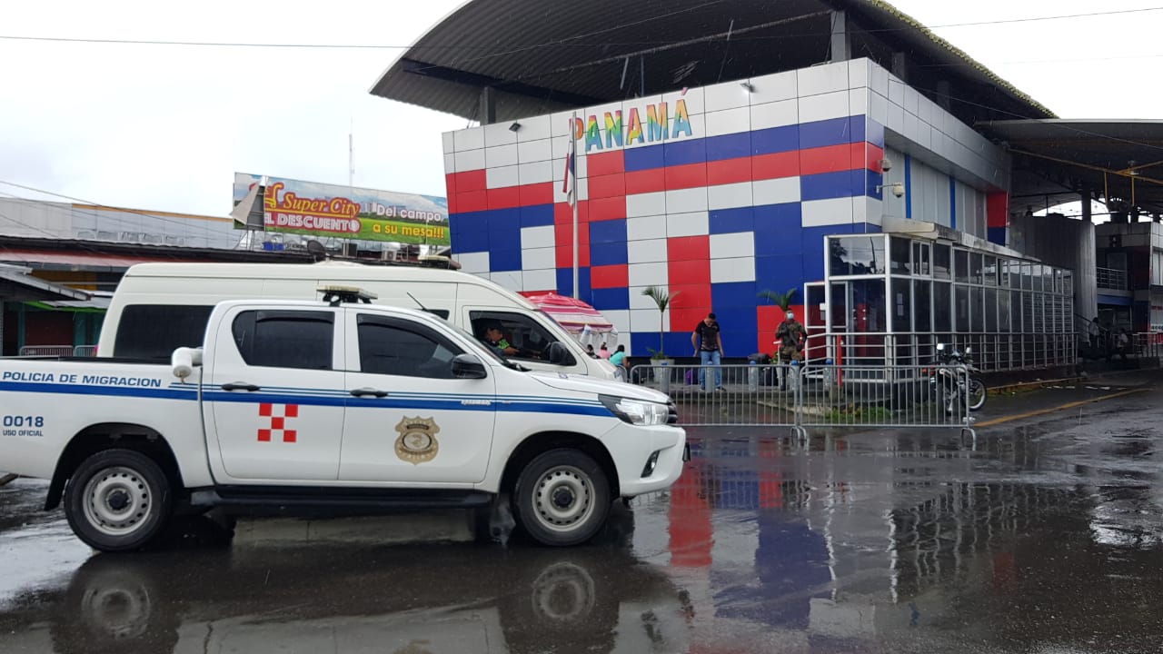 Los transportistas costarricenses no puedan salir con camiones cargados de Panamá. Lo mismo sucede con Nicaragua. En el resto de países solo pueden cargar en almacenes fiscales y no en las empresas. Algunos empresarios califican de "bomba de tiempo" el tema del tránsito de carga. Foto: cortesía de 'Colosal Informa'.