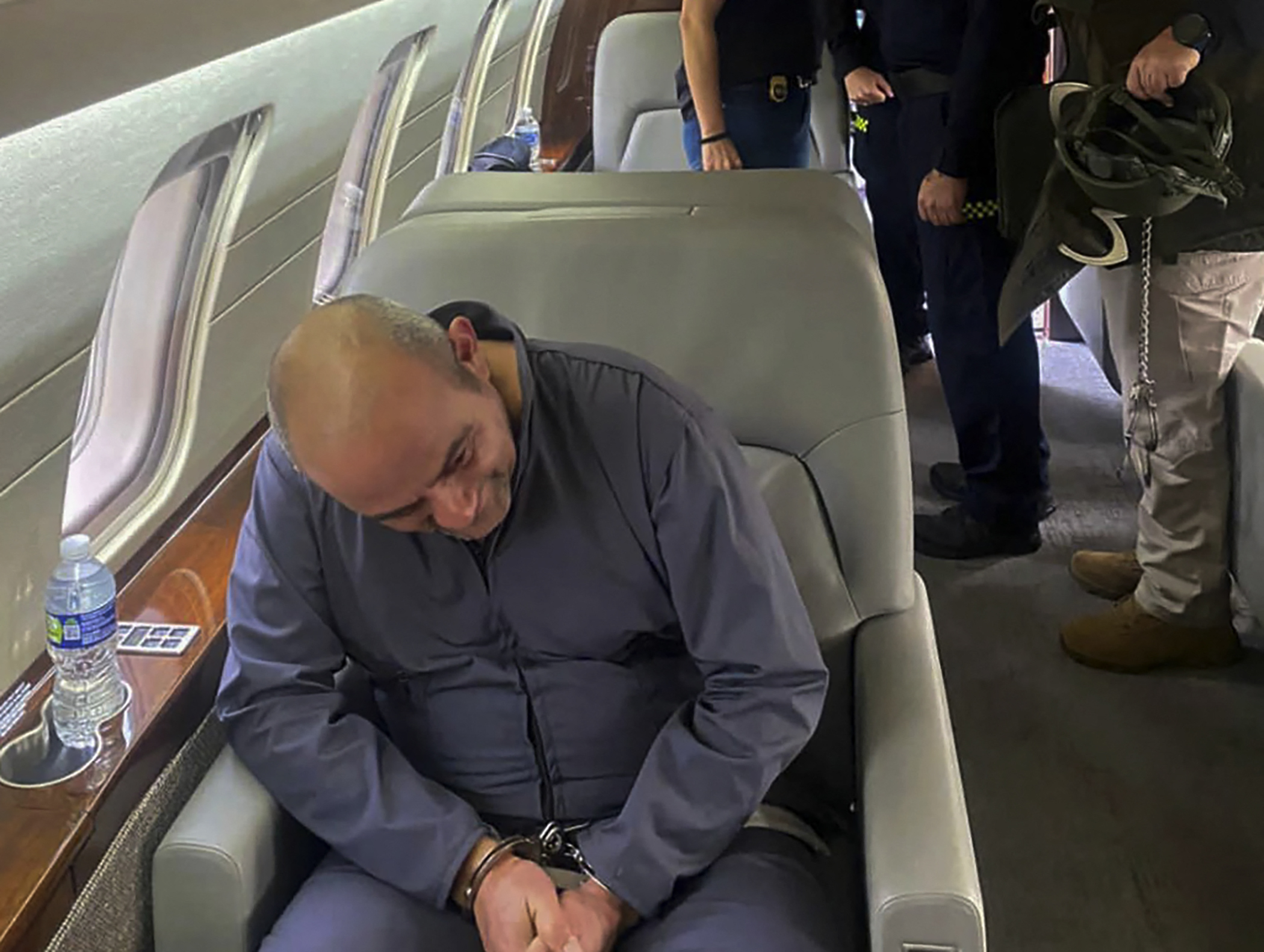 Handout picture released by the Colombian Presidency press office showing Colombian drug lord and head of the Gulf Clan, Dairo Antonio Usuga -aka 'Otoniel'- on board a plane to be extradited to the US, in Bogota on May 4, 2022. - One of Colombia's most notorious drug lords was extradited Wednesday to the United States to face drug trafficking charges, said President Ivan Duque. (Photo by PRENSA PRESIDENCIAL / Colombian Presidency / AFP) / RESTRICTED TO EDITORIAL USE-MANDATORY CREDIT - AFP PHOTO / COLOMBIAN PRESIDENCY - NO MAFRKETING - NO ADVERTISING CAMPAIGNS - DISTRIBUTED AS A SERVICE TO CLIENTS