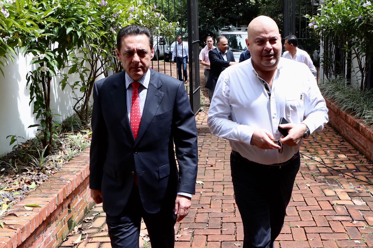 El candidato presidencial del PLN, Antonio Álvarez Desanti, junto al exdiputado Víctor Hugo Víquez, quien renunció a sus aspiración a ocupar nuevamente una curul liberacionista, en el 2018.