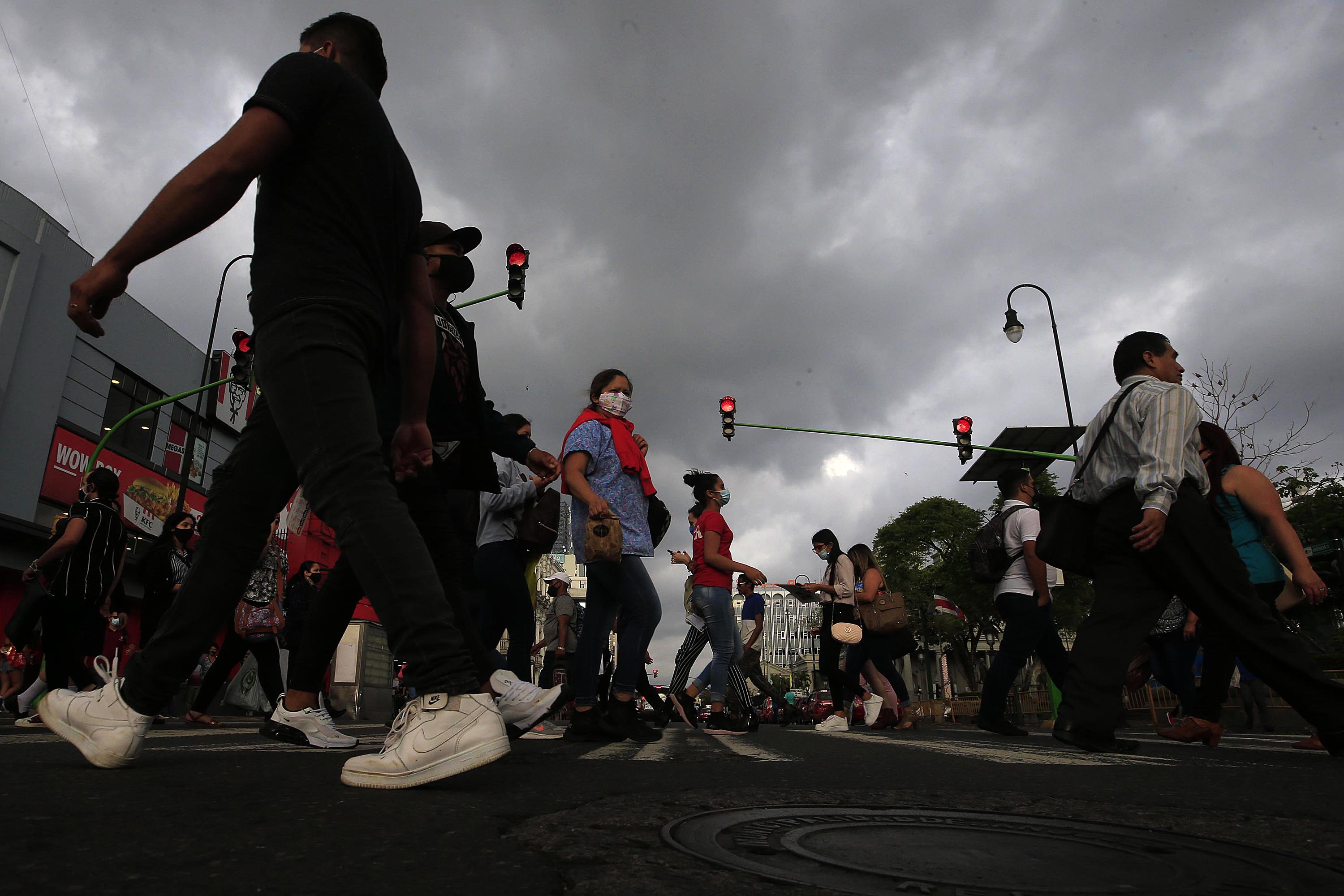 06/04/2021 San José, Avenida Segunda. Gente caminando por el centro de la capital. La mayoría de las personas usan adecuadamente la mascarilla pero otros ni siquiera la usan a pesar de que se mueven en medio de aglomeraciones. Muchos son trabajadores que regresan de su labor, y algunos de ellos son empleados públicos a propósito del proyecto de ley de empleo público que se tramita en la Asamblea Legislativa. Foto: Rafael Pacheco