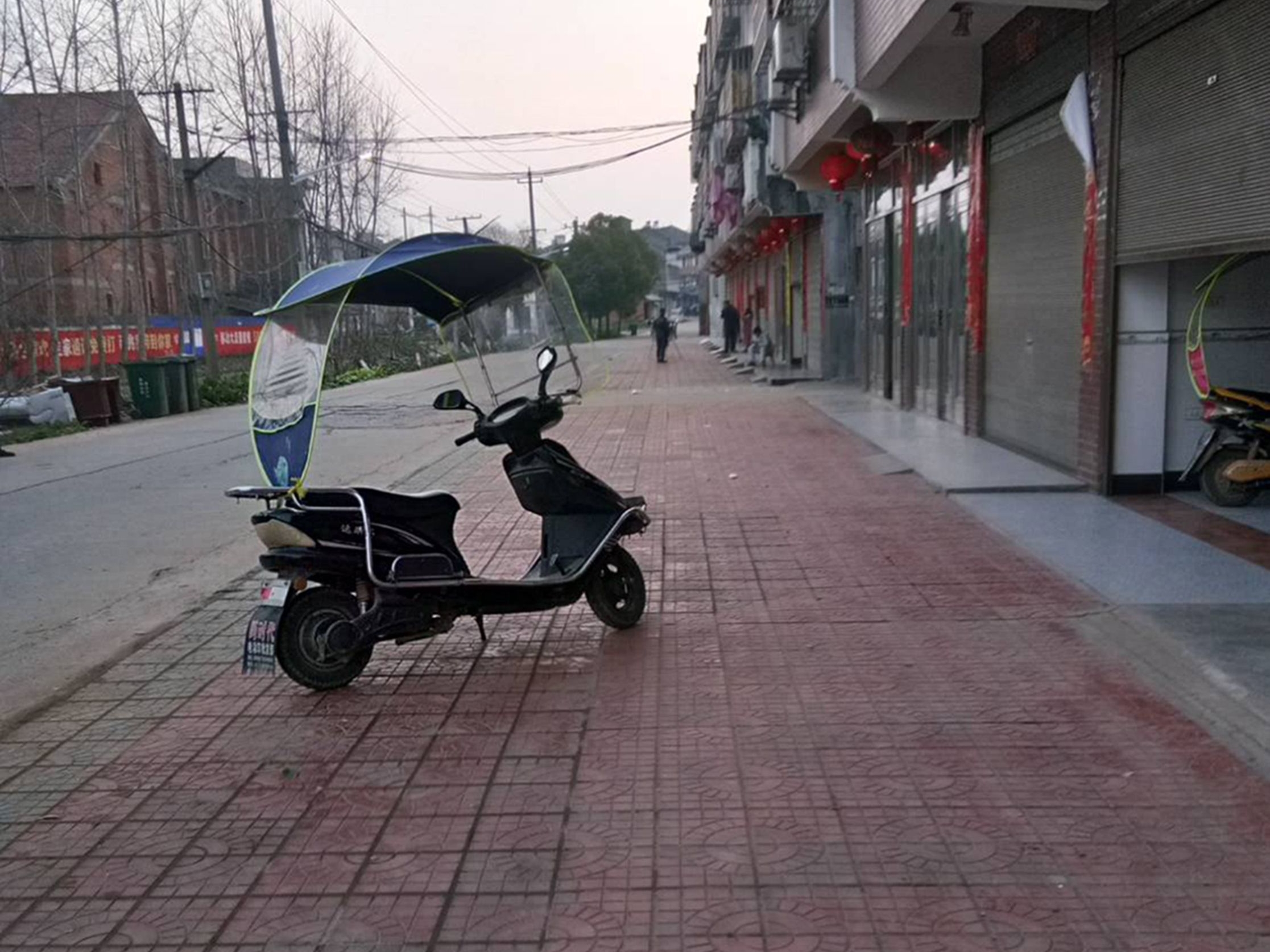 This recent undated photo obtained on January 29, 2020 courtesy of Thai national Aphinya Thasripech shows an empty street in Xiantao, Hubei province, about 200 kilometers (124 miles) from Wuhan. - Pregnant, newly-wed but now trapped near the epicentre of a global health crisis, Thai national Aphinya, 32, is among hundreds from poorer nations desperate for evacuation from Hubei as a deadly virus stalks the Chinese province and the US and Japan whisk their citizens out. (Photo by Handout / COURTESY OF APHINYA THASRIPECH / AFP) / TO GO WITH China-health-virus-Asia,FOCUS
-----EDITORS NOTE --- RESTRICTED TO EDITORIAL USE - MANDATORY CREDIT "AFP PHOTO / COURTESY OF APHINYA THASRIPECH" - NO MARKETING - NO ADVERTISING CAMPAIGNS - DISTRIBUTED AS A SERVICE TO CLIENTS - NO ARCHIVES /